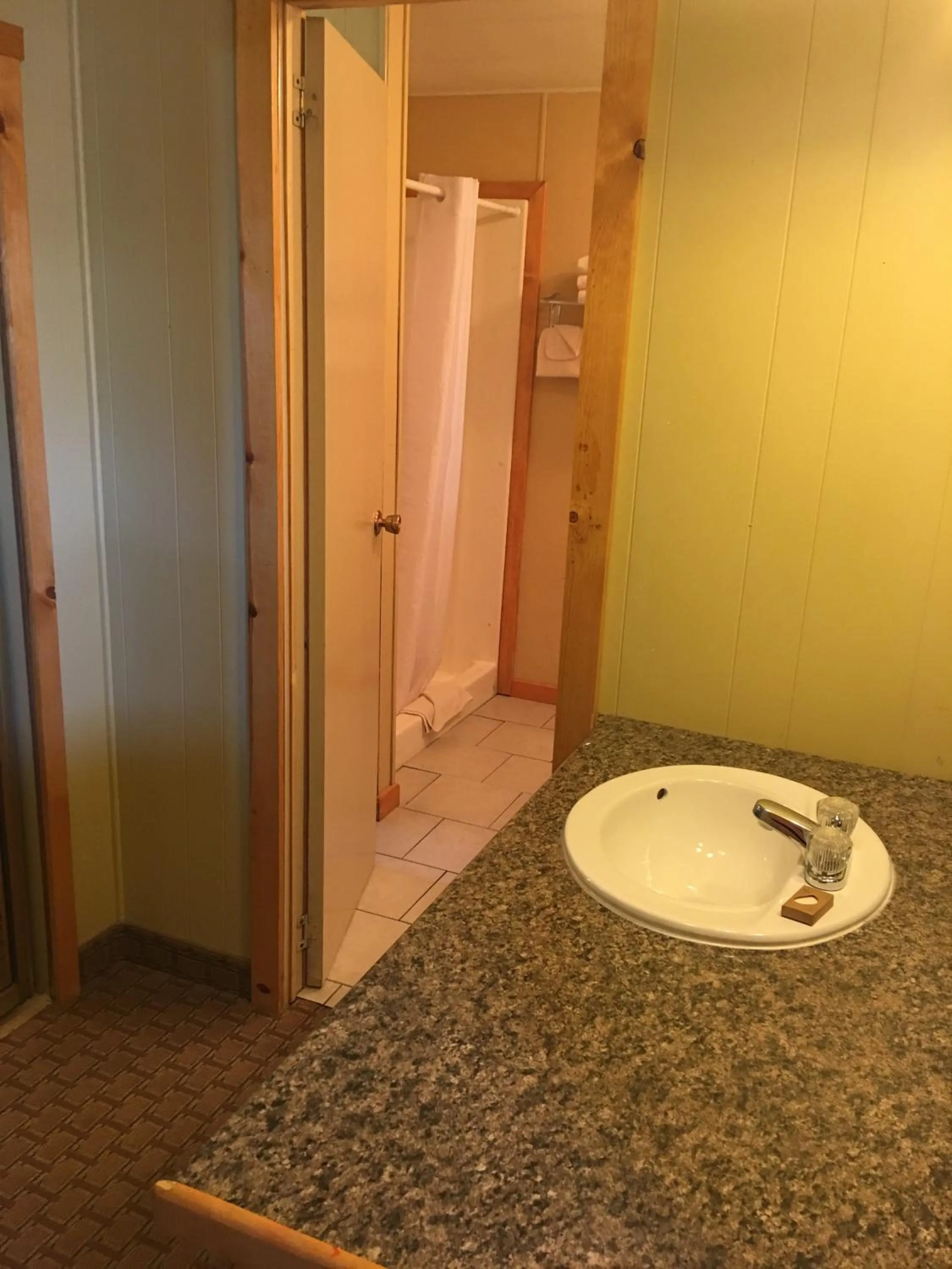 Shower in Lake View Lodge