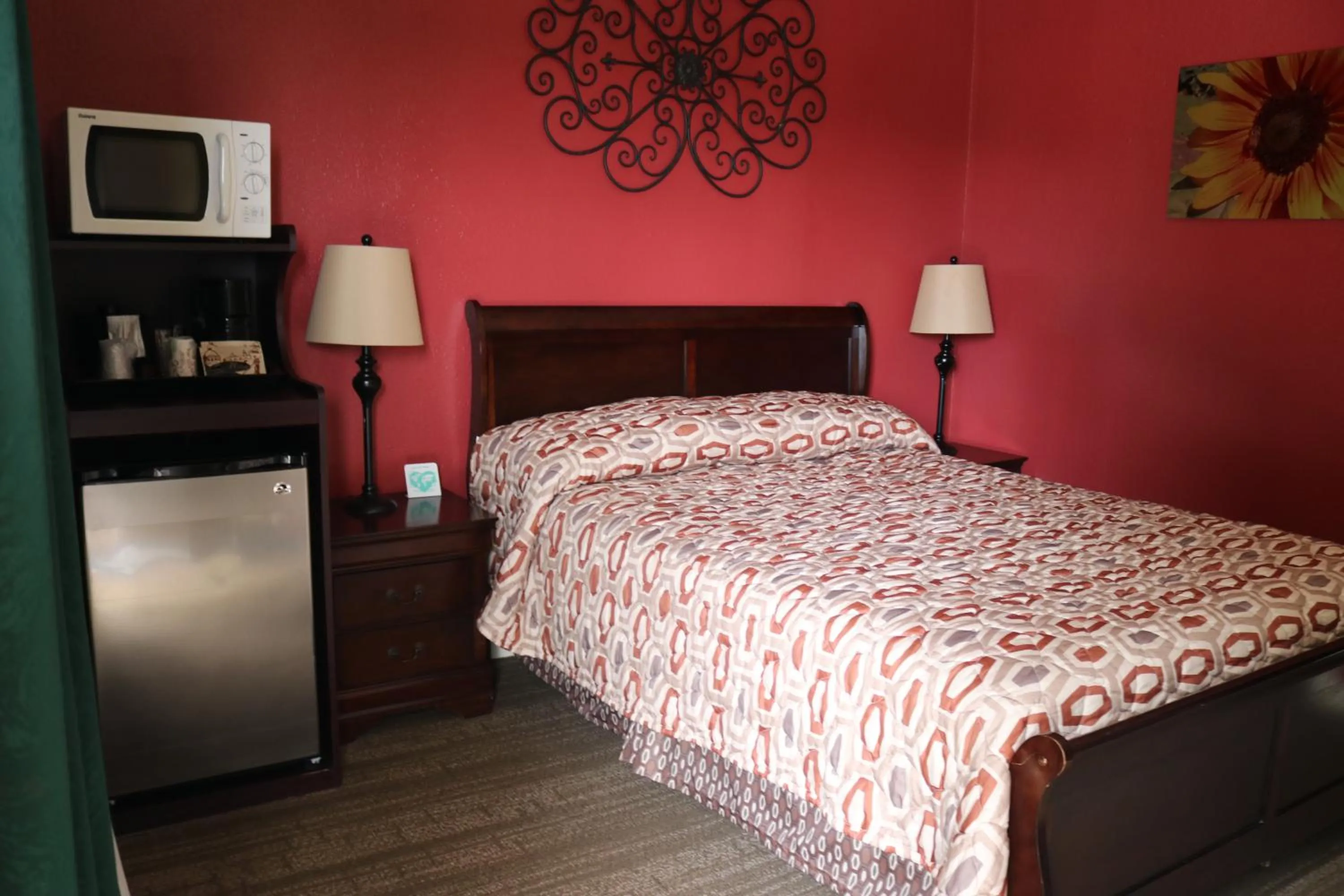 minibar, Bed in Lake View Lodge