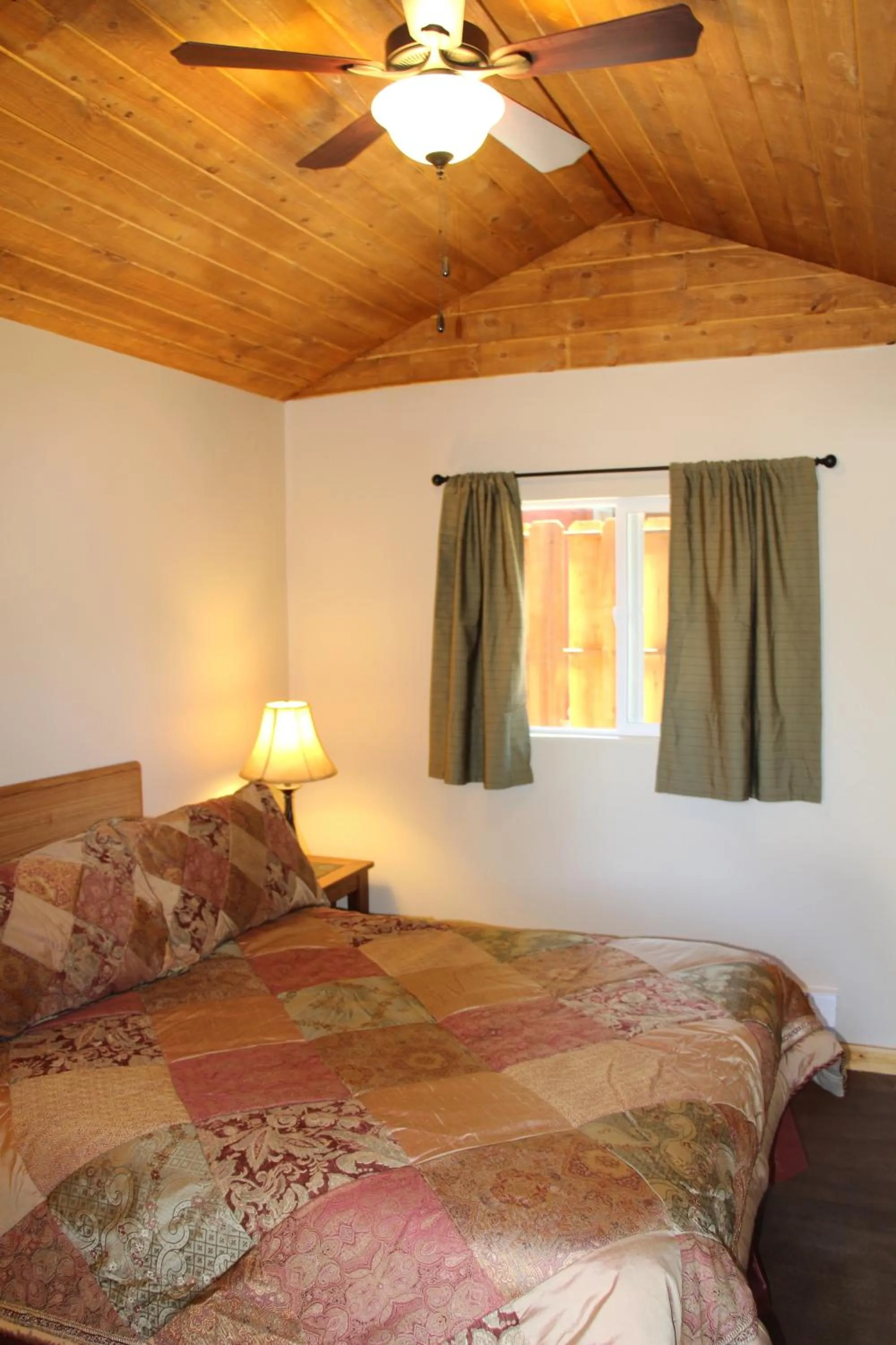 Bed in Lake View Lodge