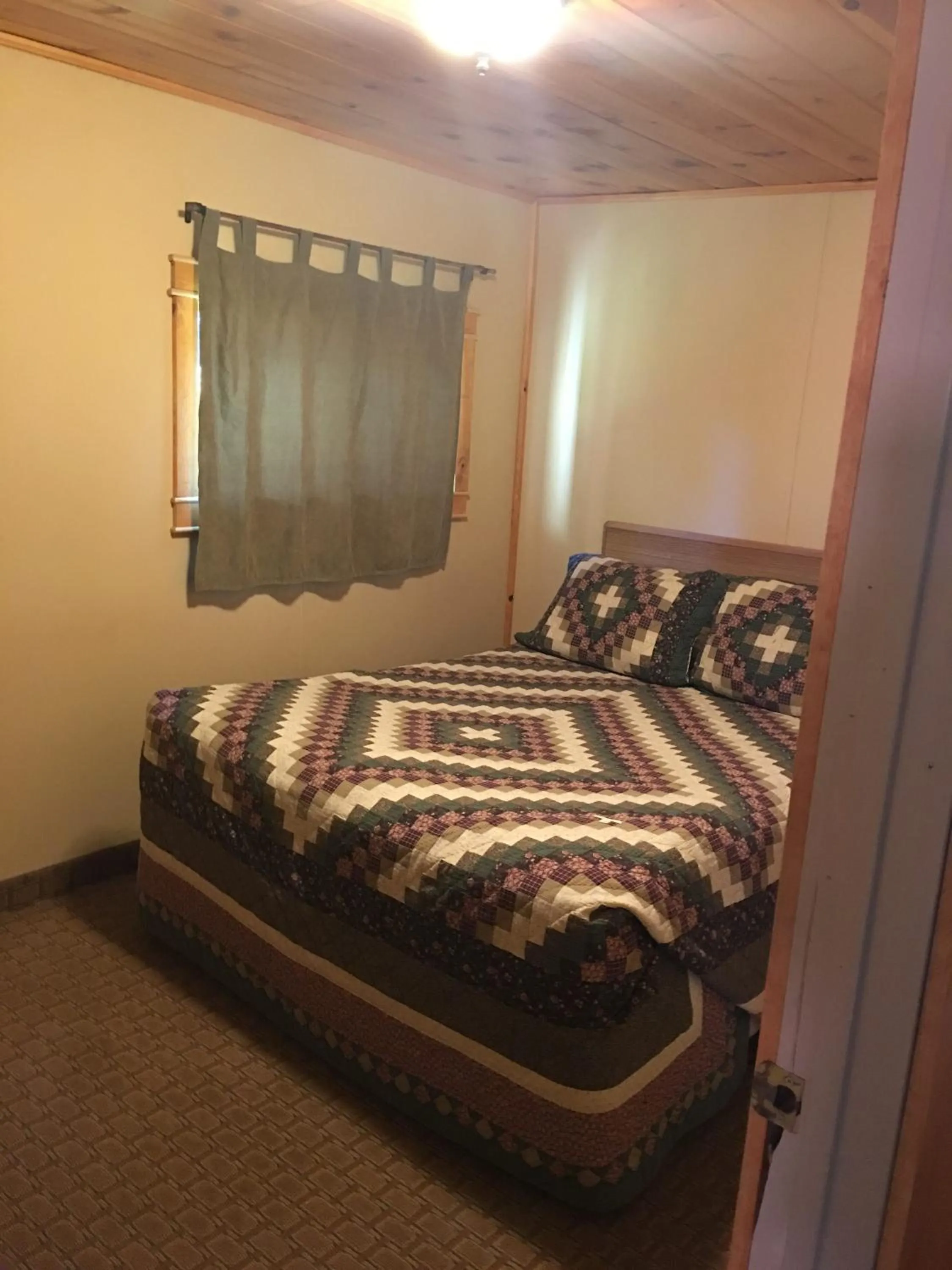 Bed in Lake View Lodge