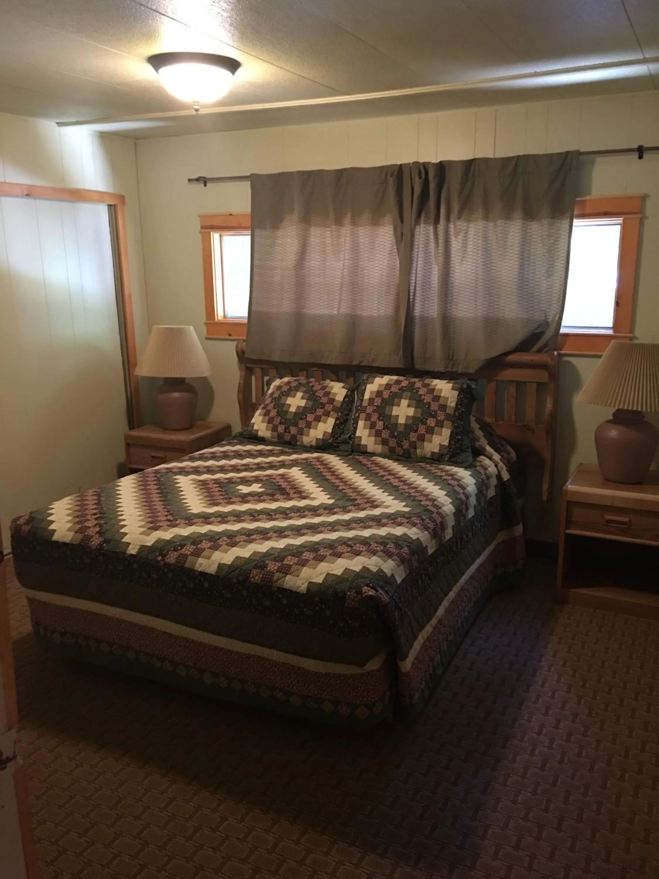 Bed in Lake View Lodge