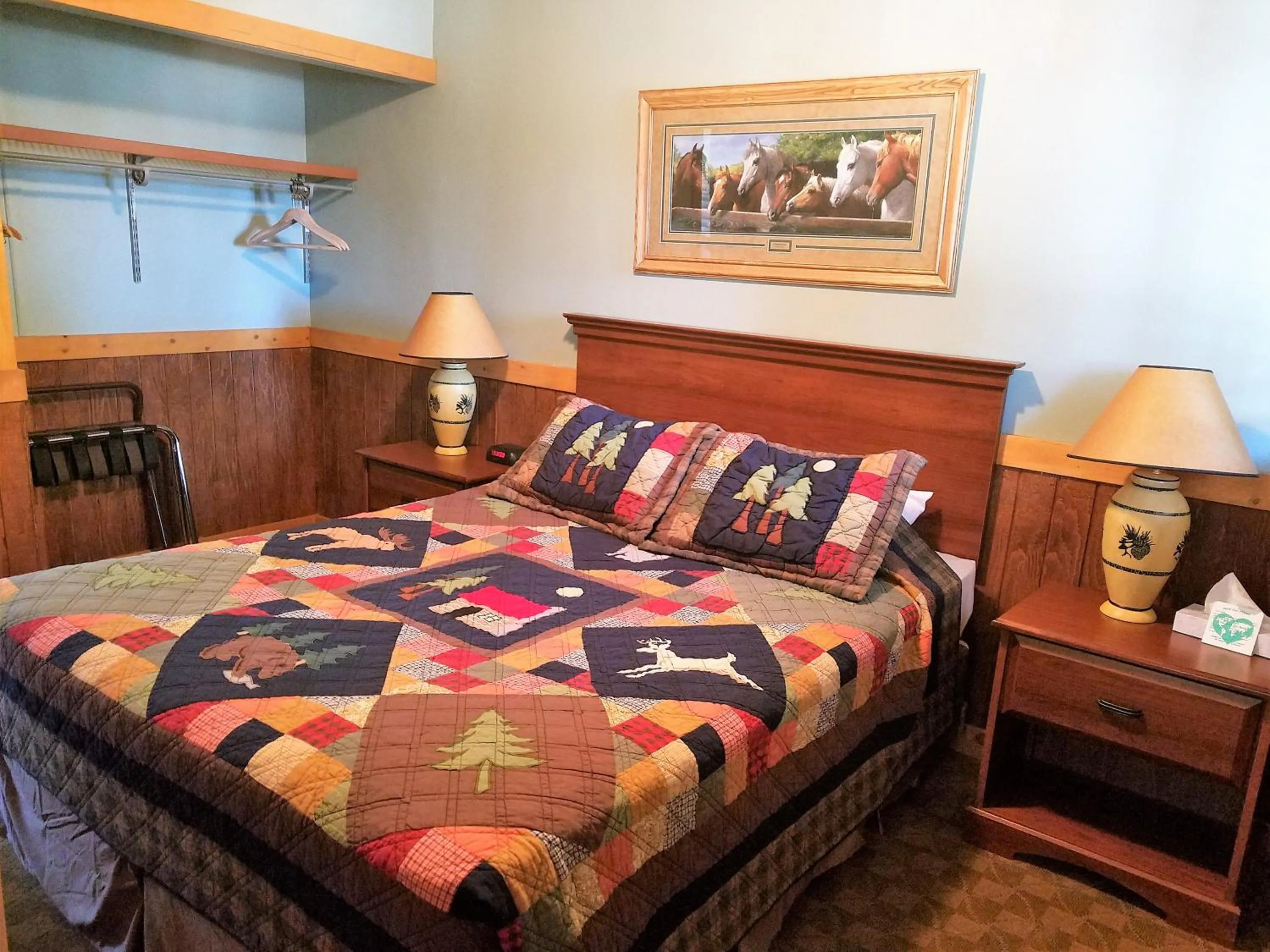 Photo of the whole room, Bed in Lake View Lodge