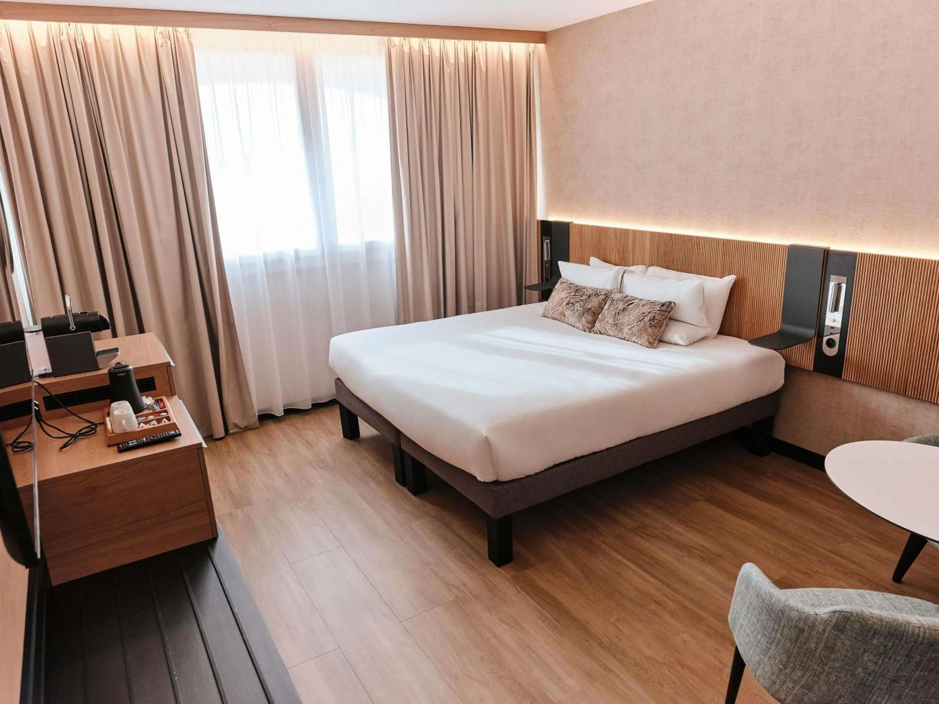 Bedroom, Bed in Novotel Montpellier