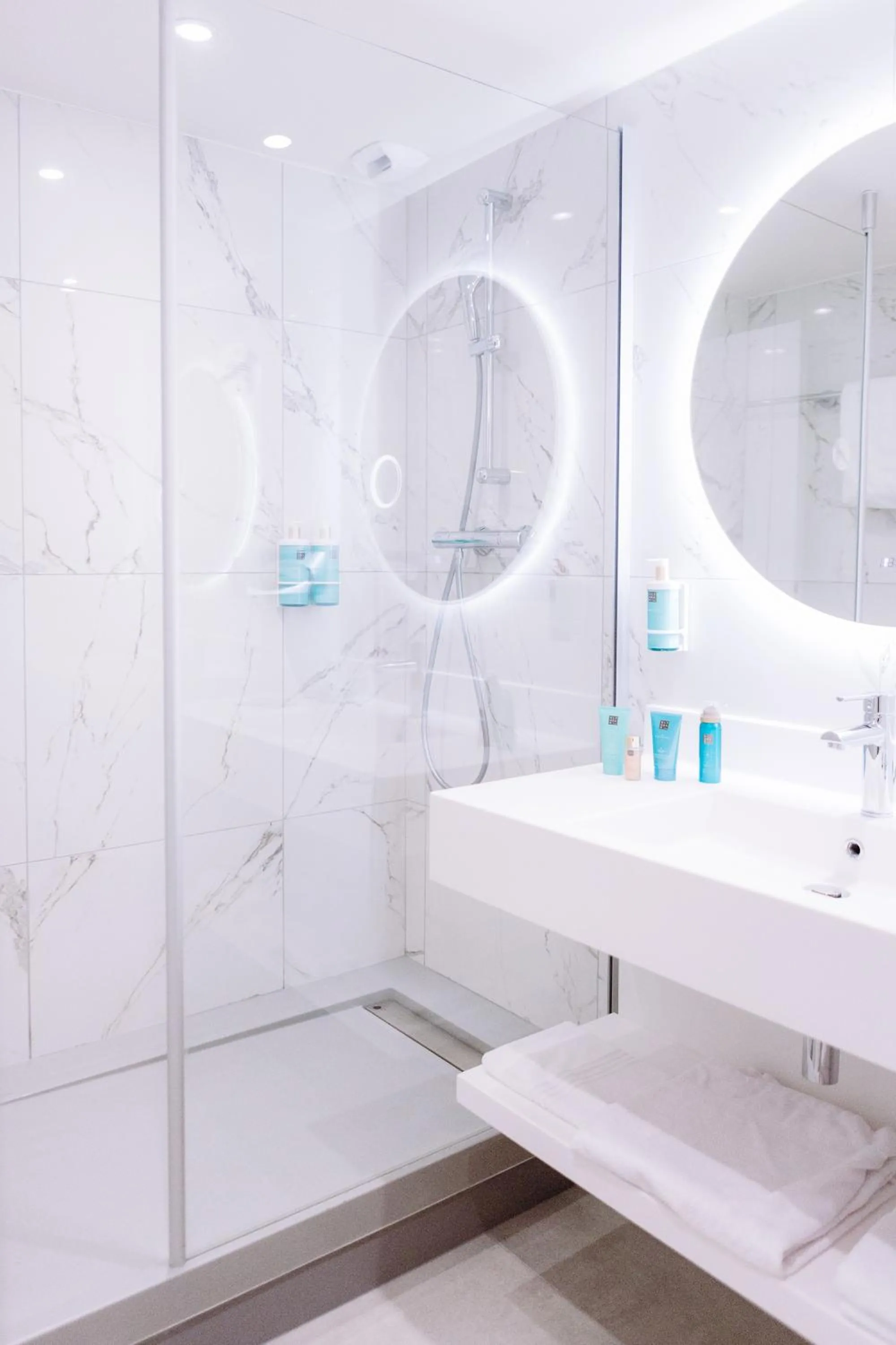 Shower in Novotel Montpellier