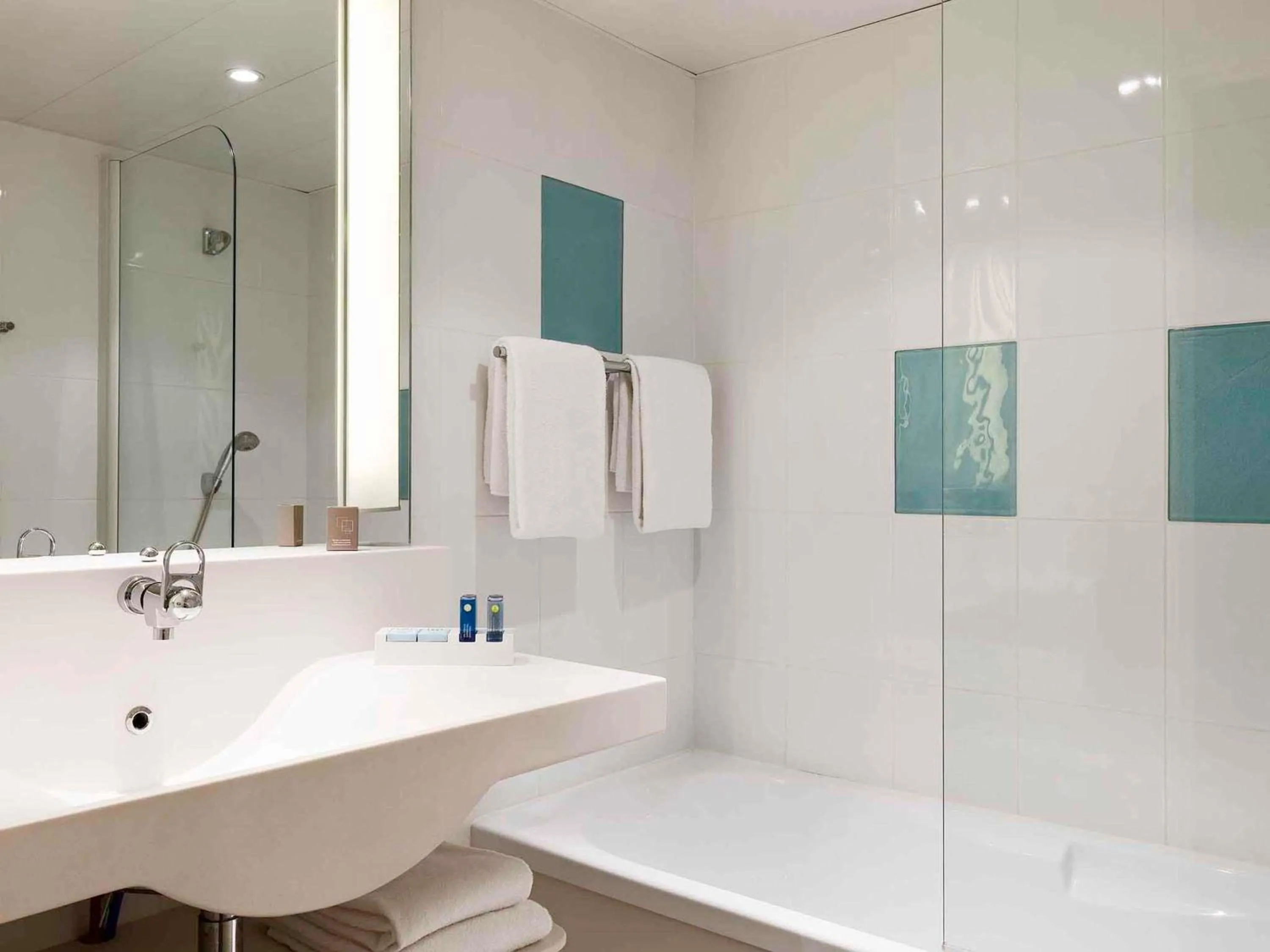 Bedroom in Novotel Resort & Spa Biarritz Anglet