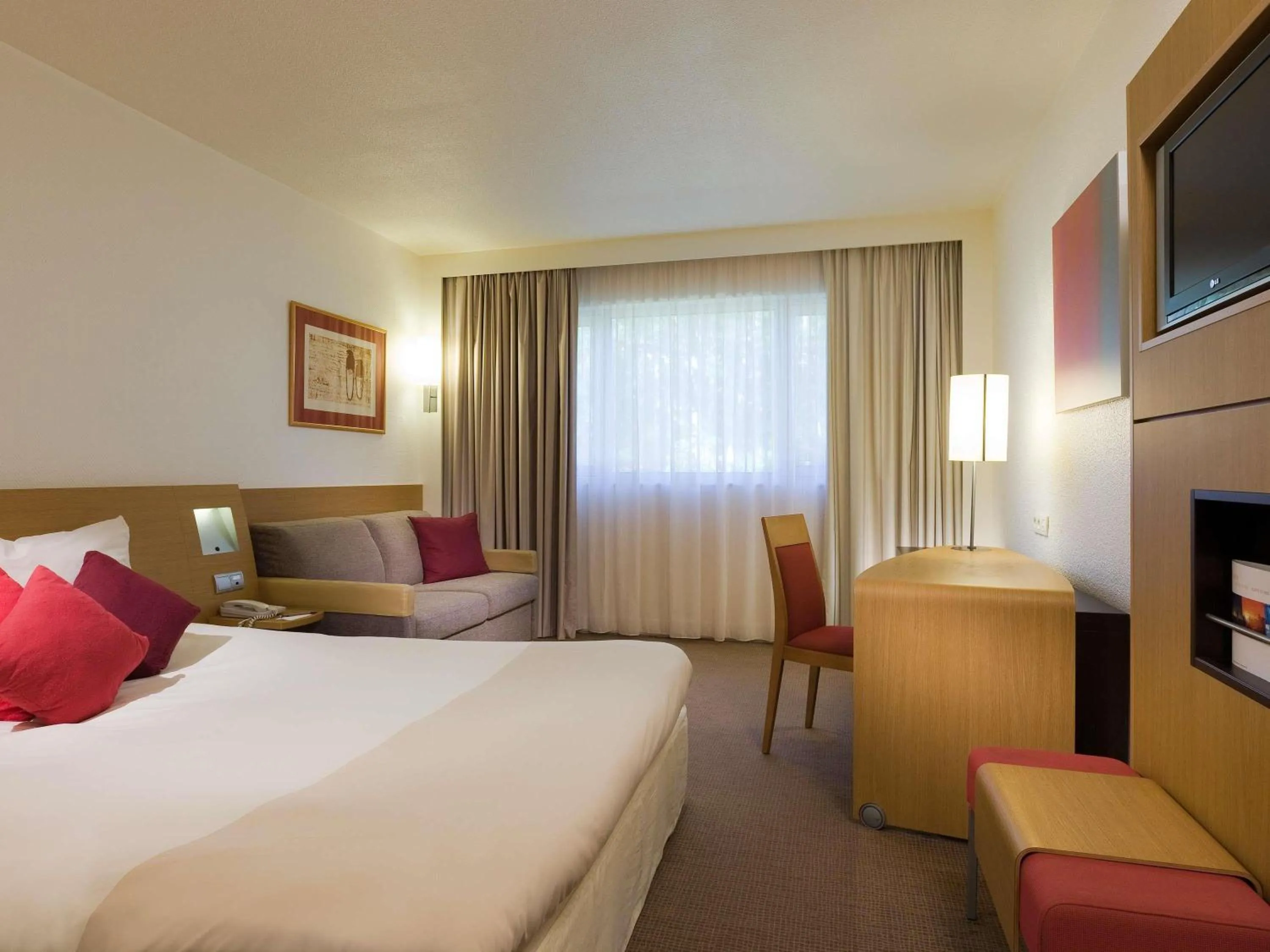 Bedroom, Bed in Novotel Resort & Spa Biarritz Anglet