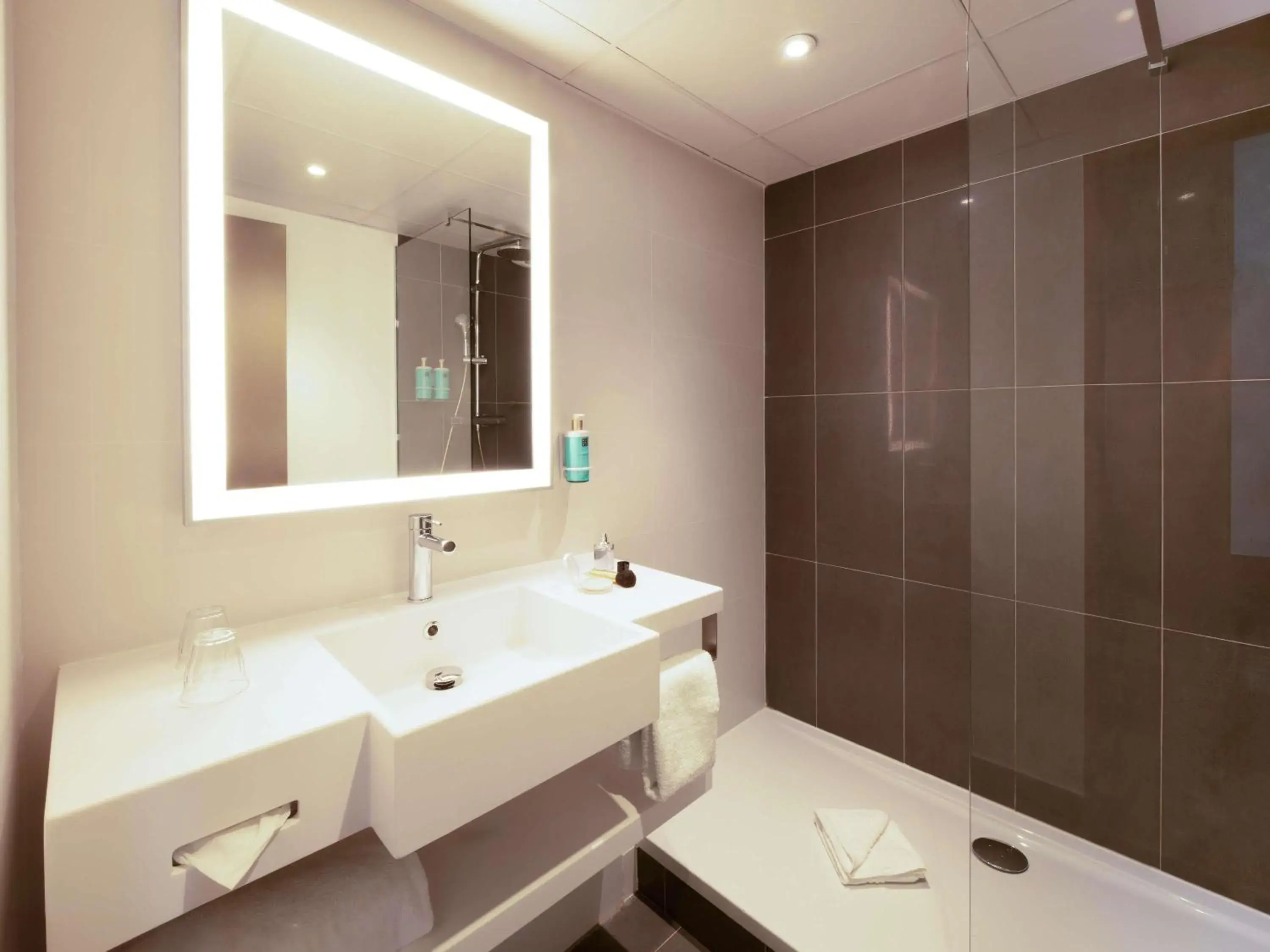 Standard Double Room with Sofa Bed and Balcony in Novotel Senart Golf De Greenparc Standard Double Room with Sofa Bed and Balcony in Novotel Senart Golf De Greenparc