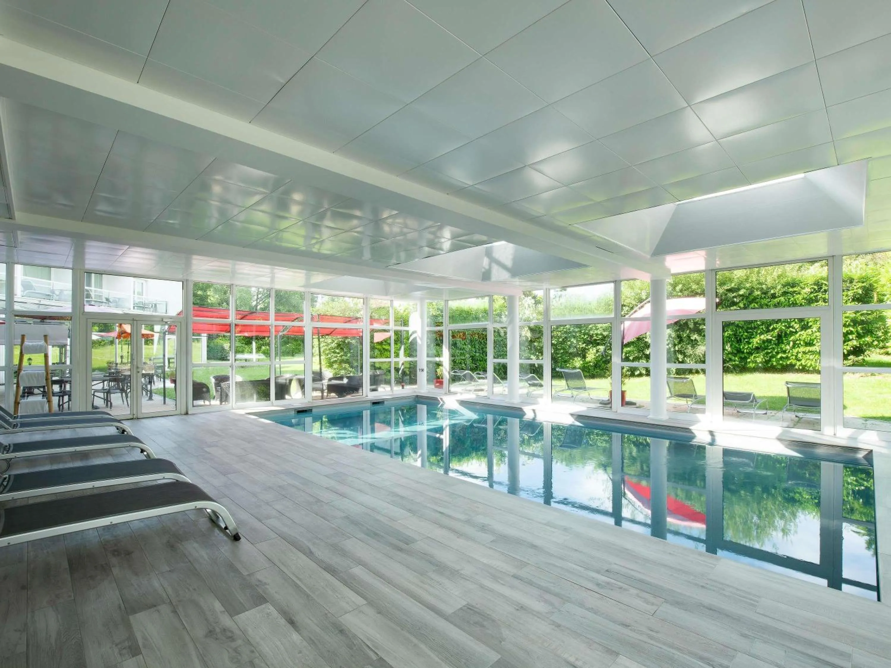 Pool view in Novotel Senart Golf De Greenparc