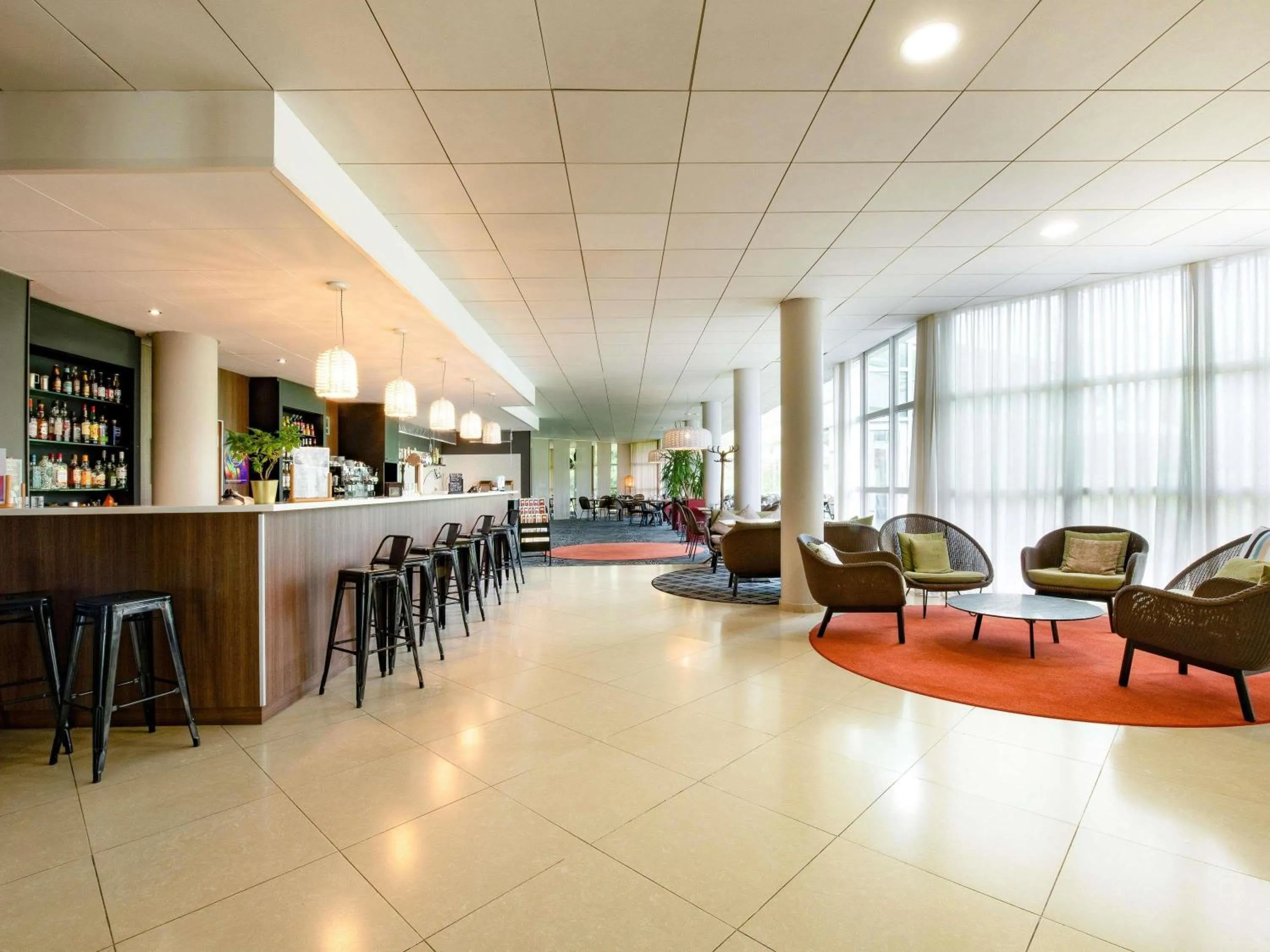 Lounge or bar in Novotel Senart Golf De Greenparc