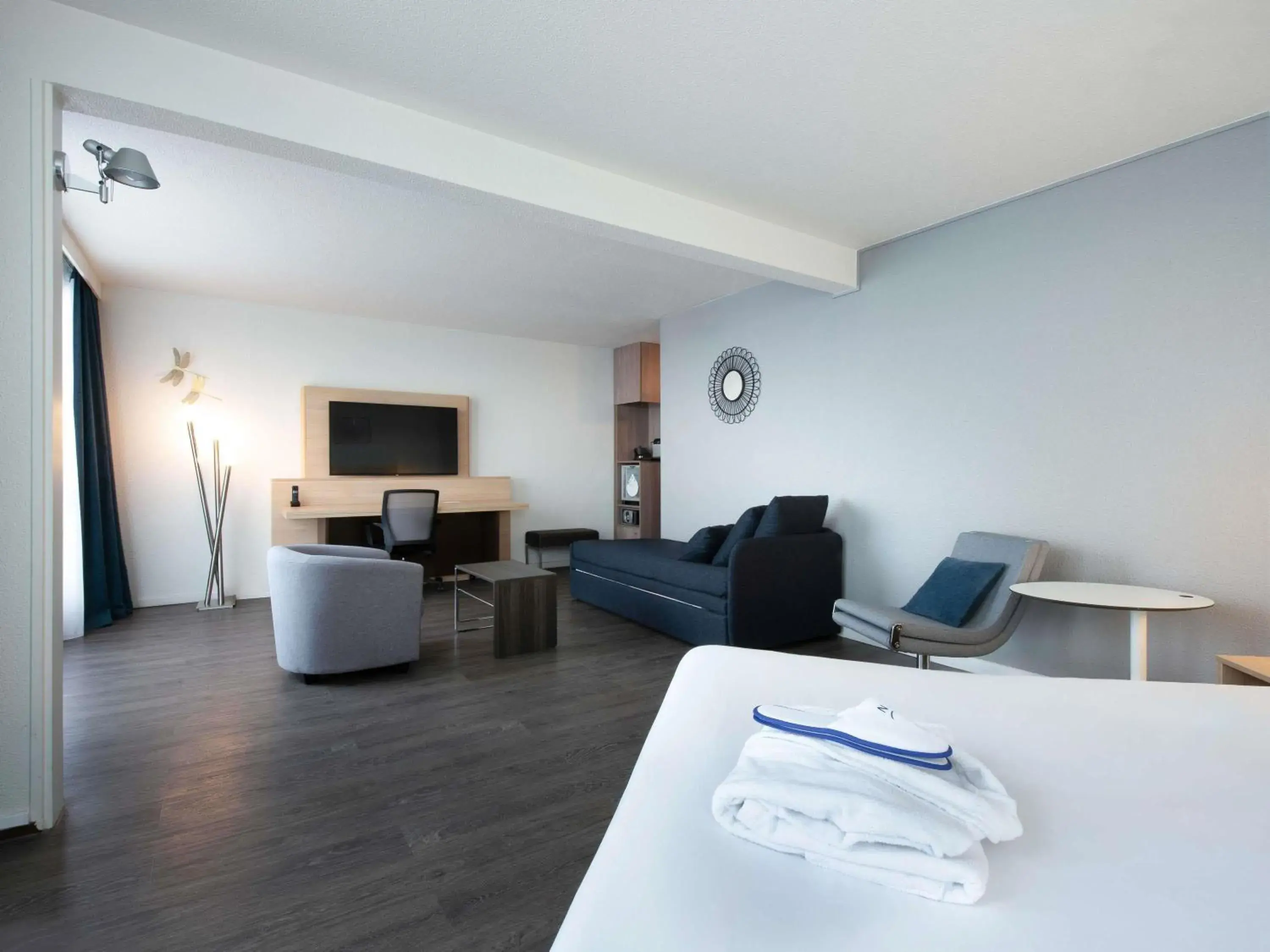 Suite with Double Bed and Balcony in Novotel Senart Golf De Greenparc Suite with Double Bed and Balcony in Novotel Senart Golf De Greenparc