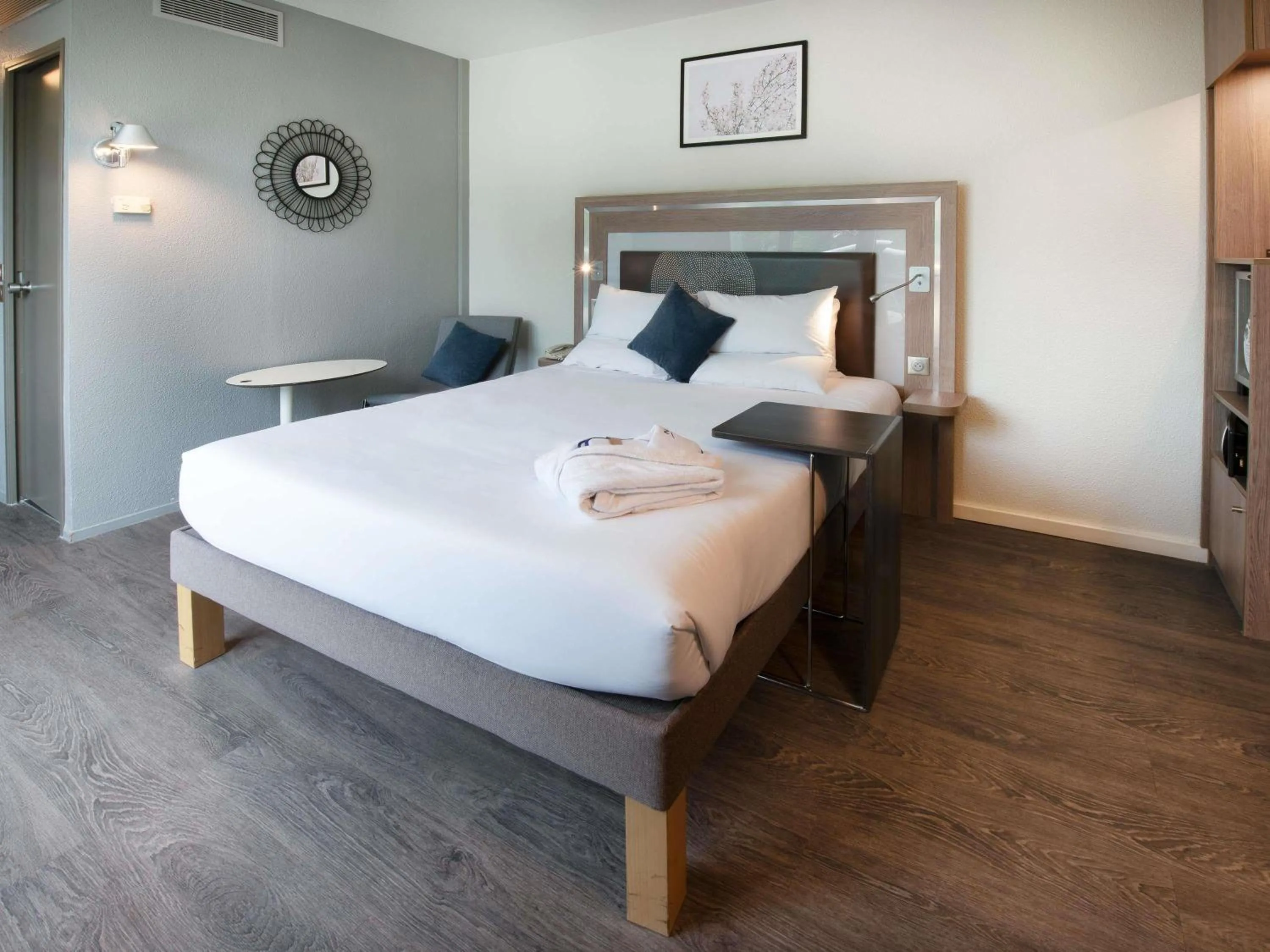 Bedroom, Bed in Novotel Senart Golf De Greenparc