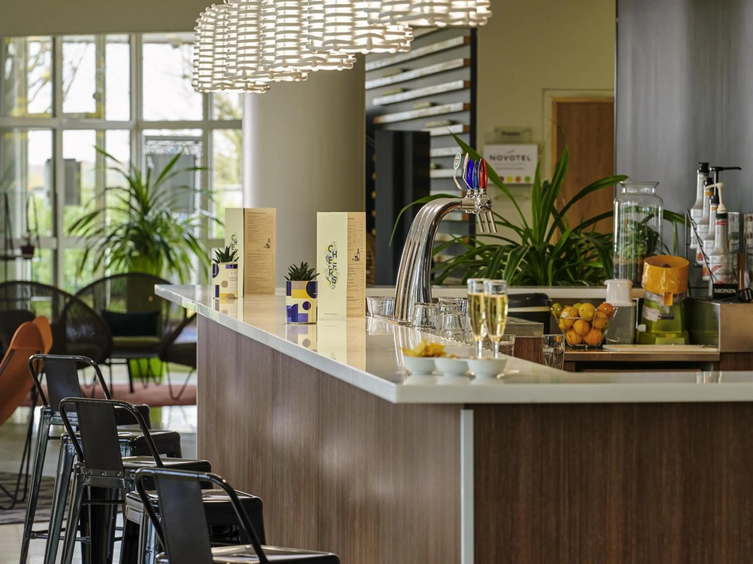 Lounge or bar in Novotel Senart Golf De Greenparc
