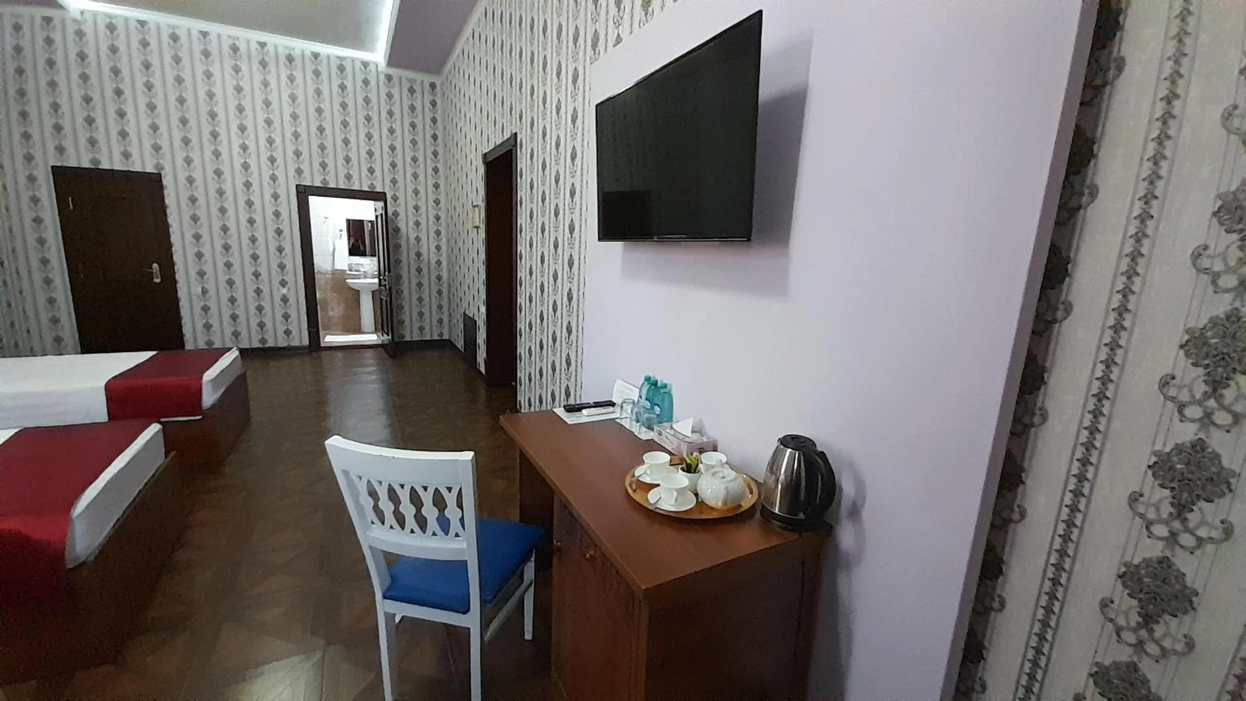 Communal lounge/ TV room, Bed in Villa Oasis