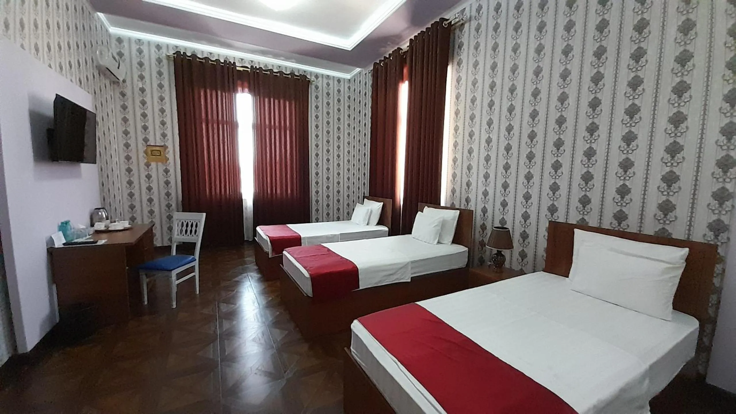 Communal lounge/ TV room, Bed in Villa Oasis