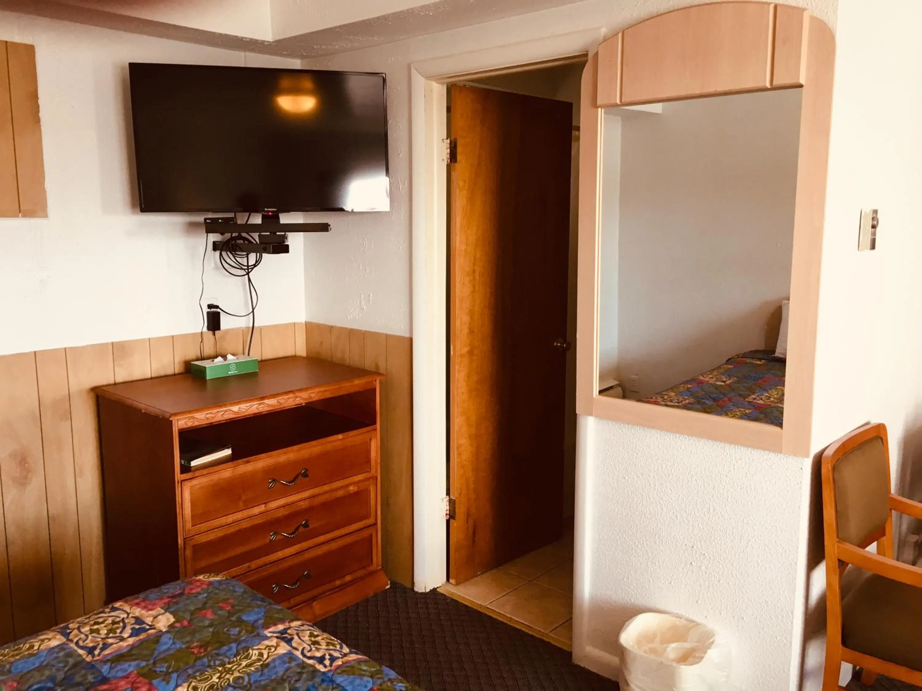 TV and multimedia, Bed in North Country American Inn