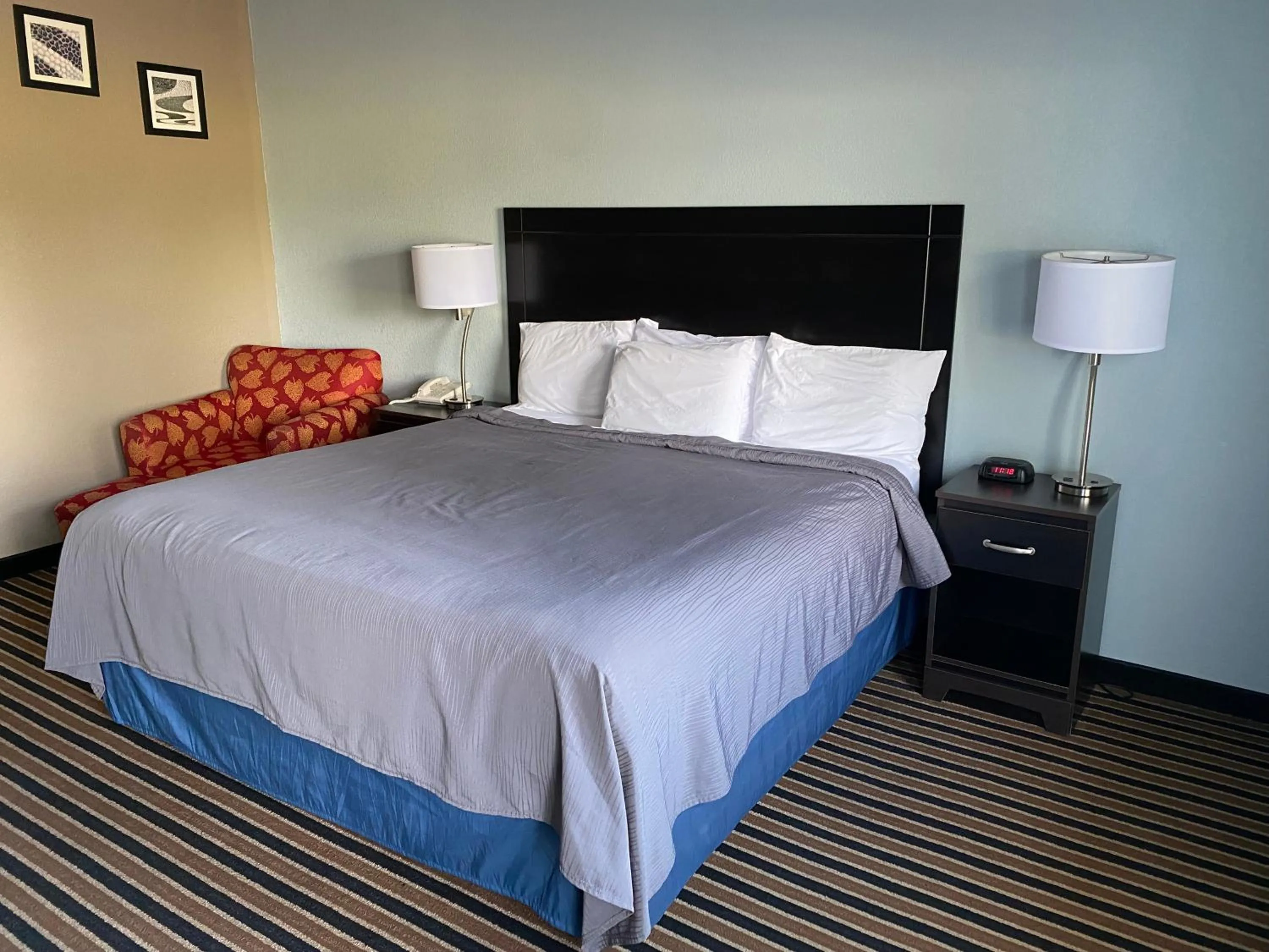 Bed in Rodeway Inn Ludington