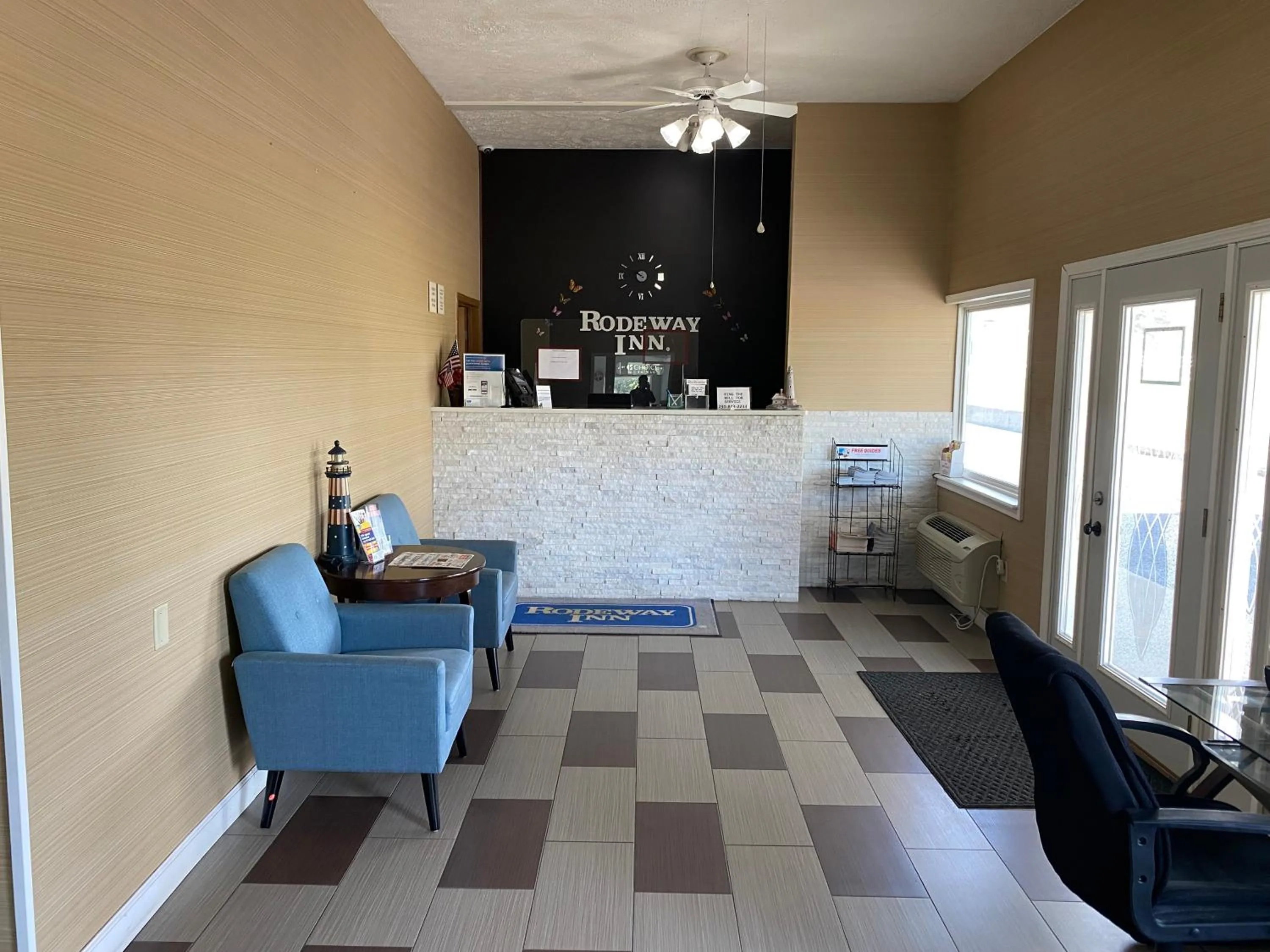 Seating area in Rodeway Inn Ludington