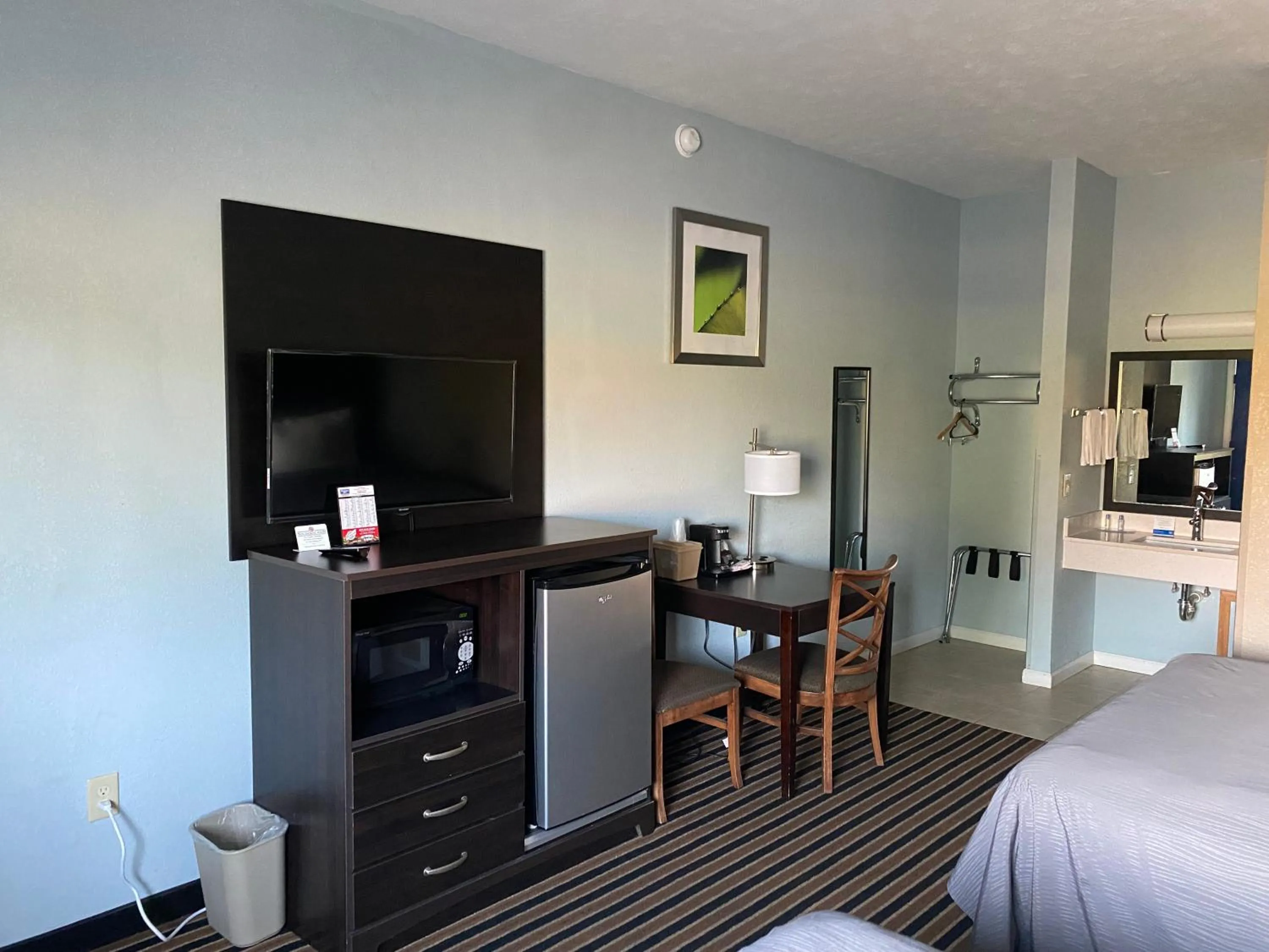 Bed in Rodeway Inn Ludington