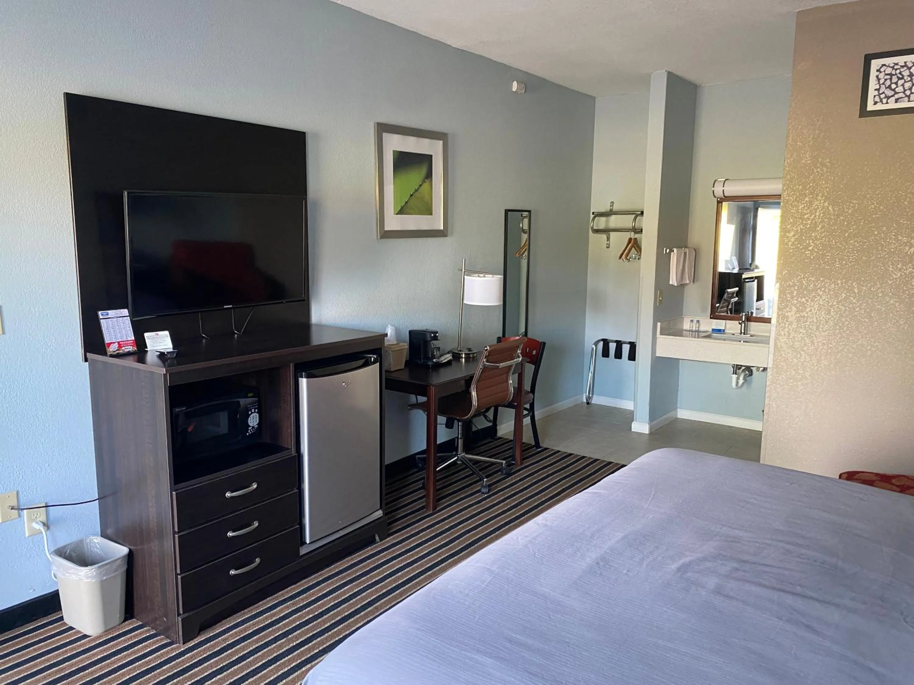 Bed in Rodeway Inn Ludington