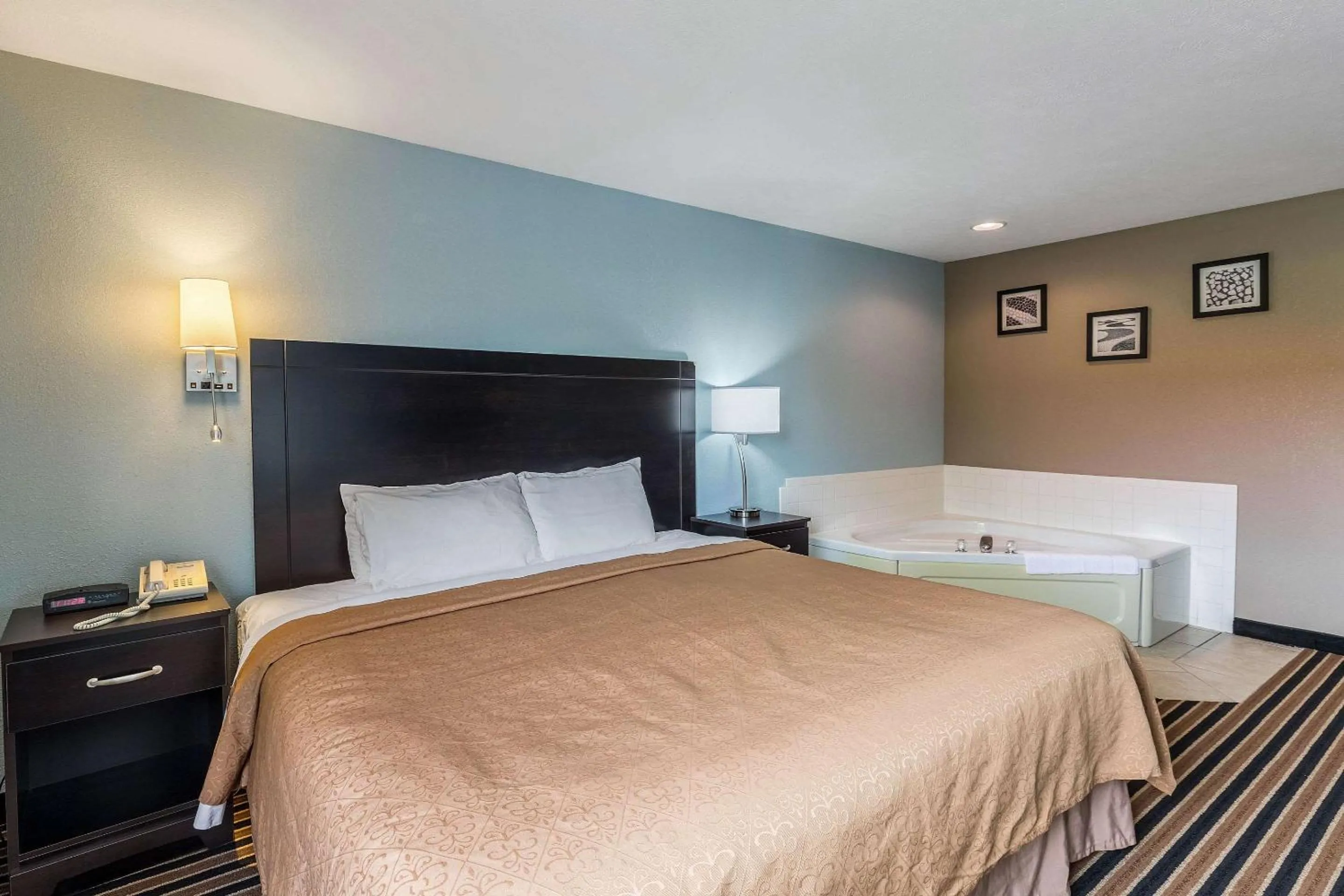 Photo of the whole room, Bed in Rodeway Inn Ludington