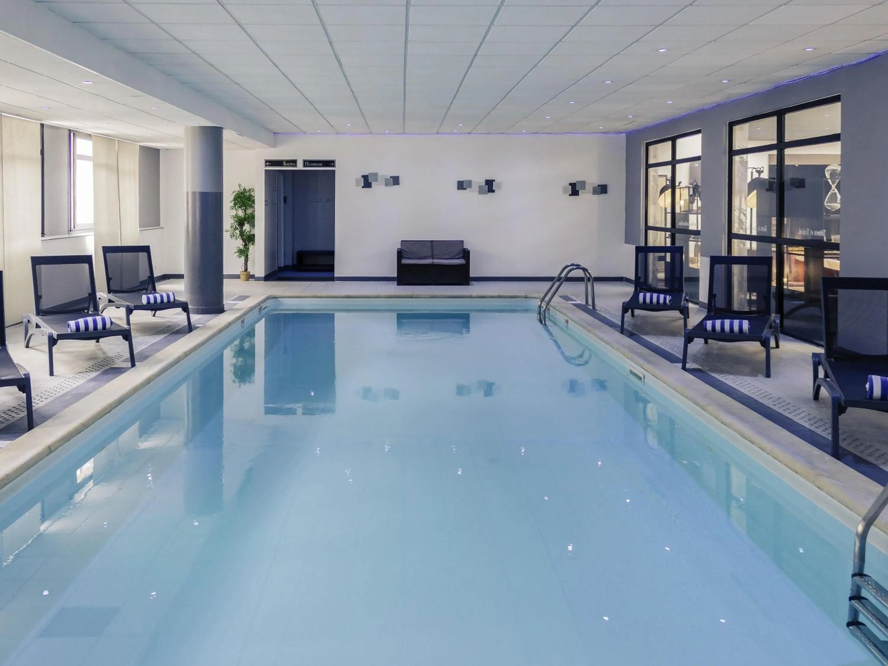 Pool view in Hotel Mercure Blois Centre