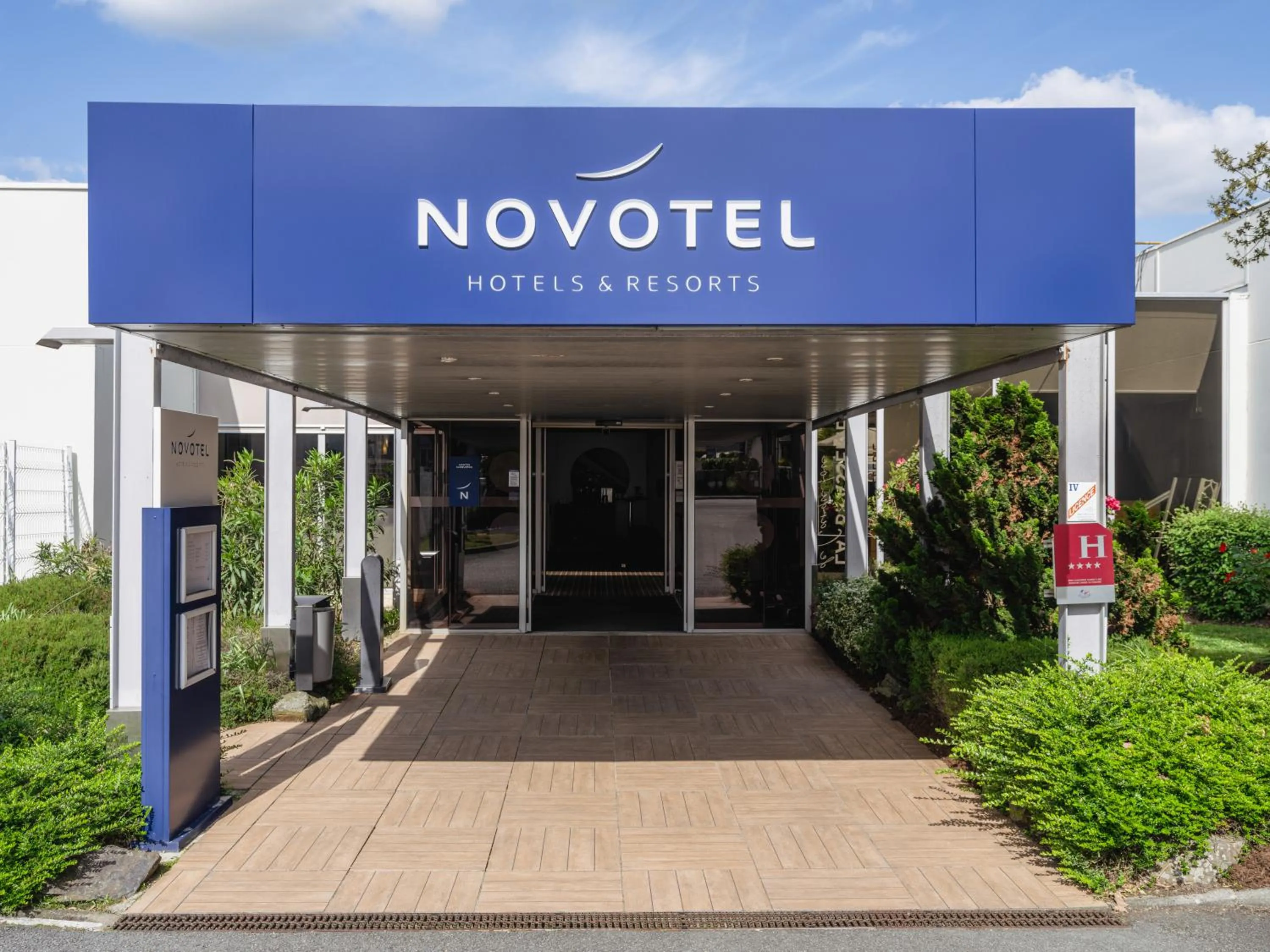 Facade/entrance in Novotel Nantes Carquefou