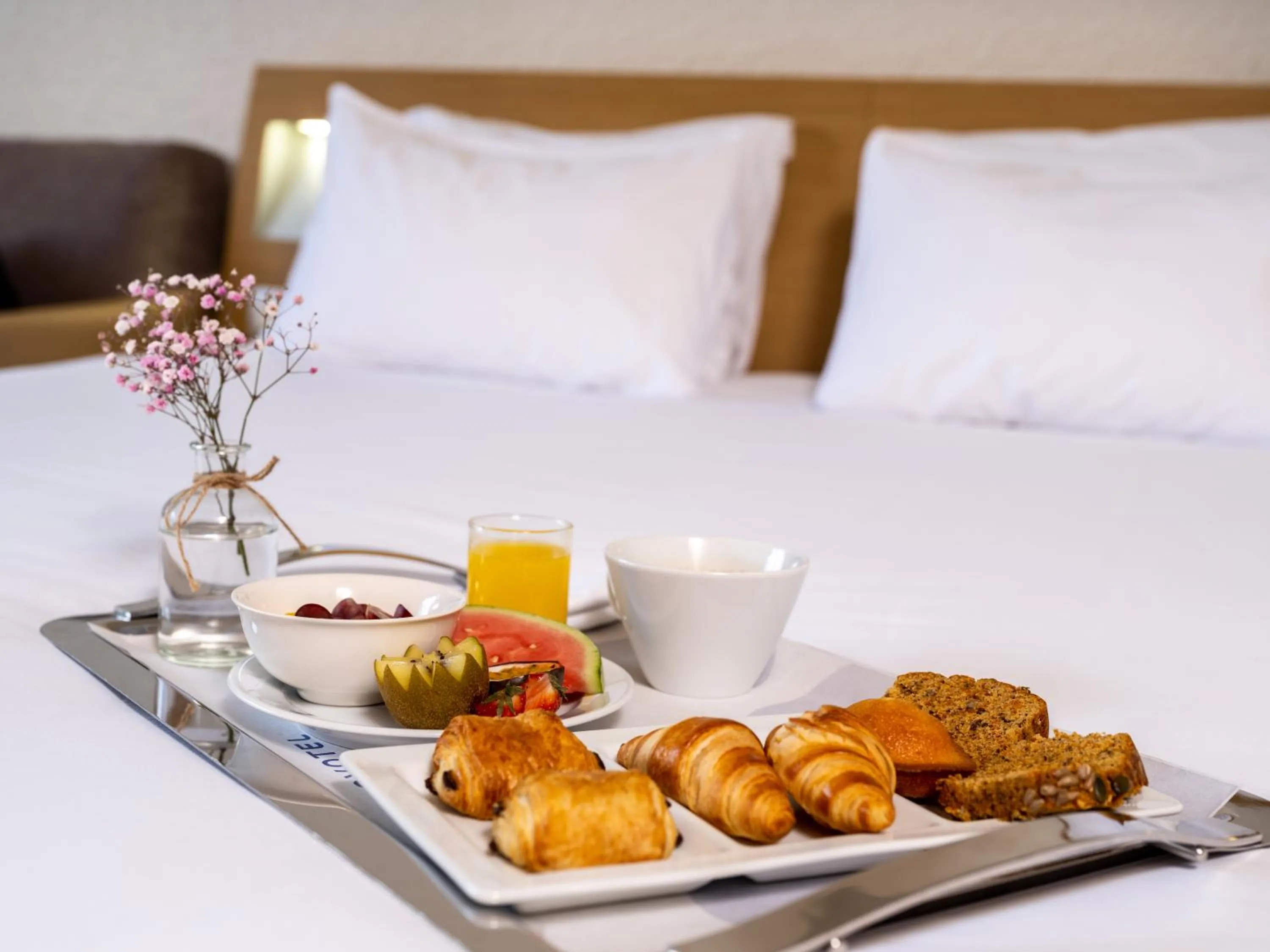 Breakfast, Bed in Novotel Nantes Carquefou
