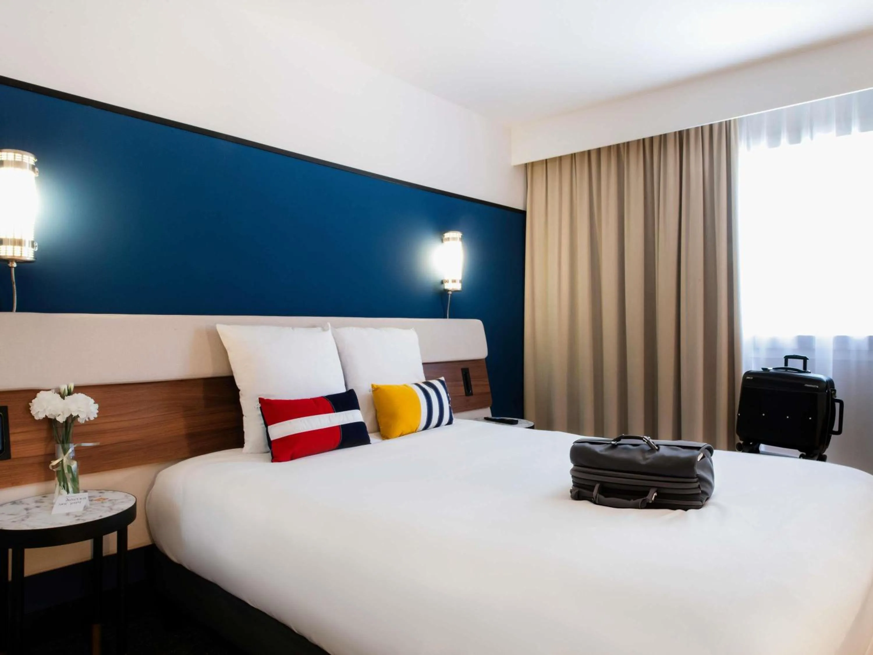 Property building, Bed in Mercure Caen Centre Port De Plaisance