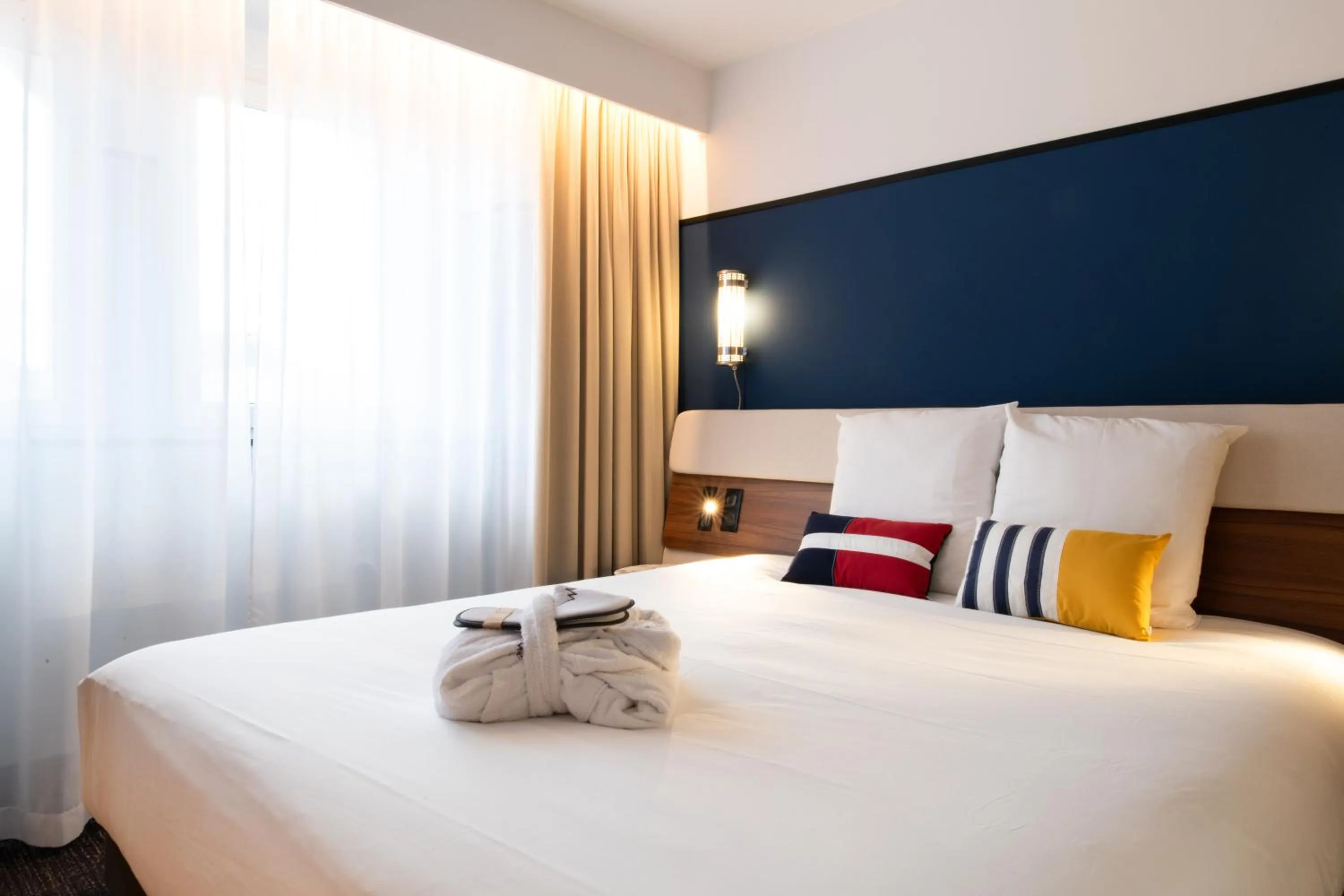 Bedroom, Bed in Mercure Caen Centre Port De Plaisance