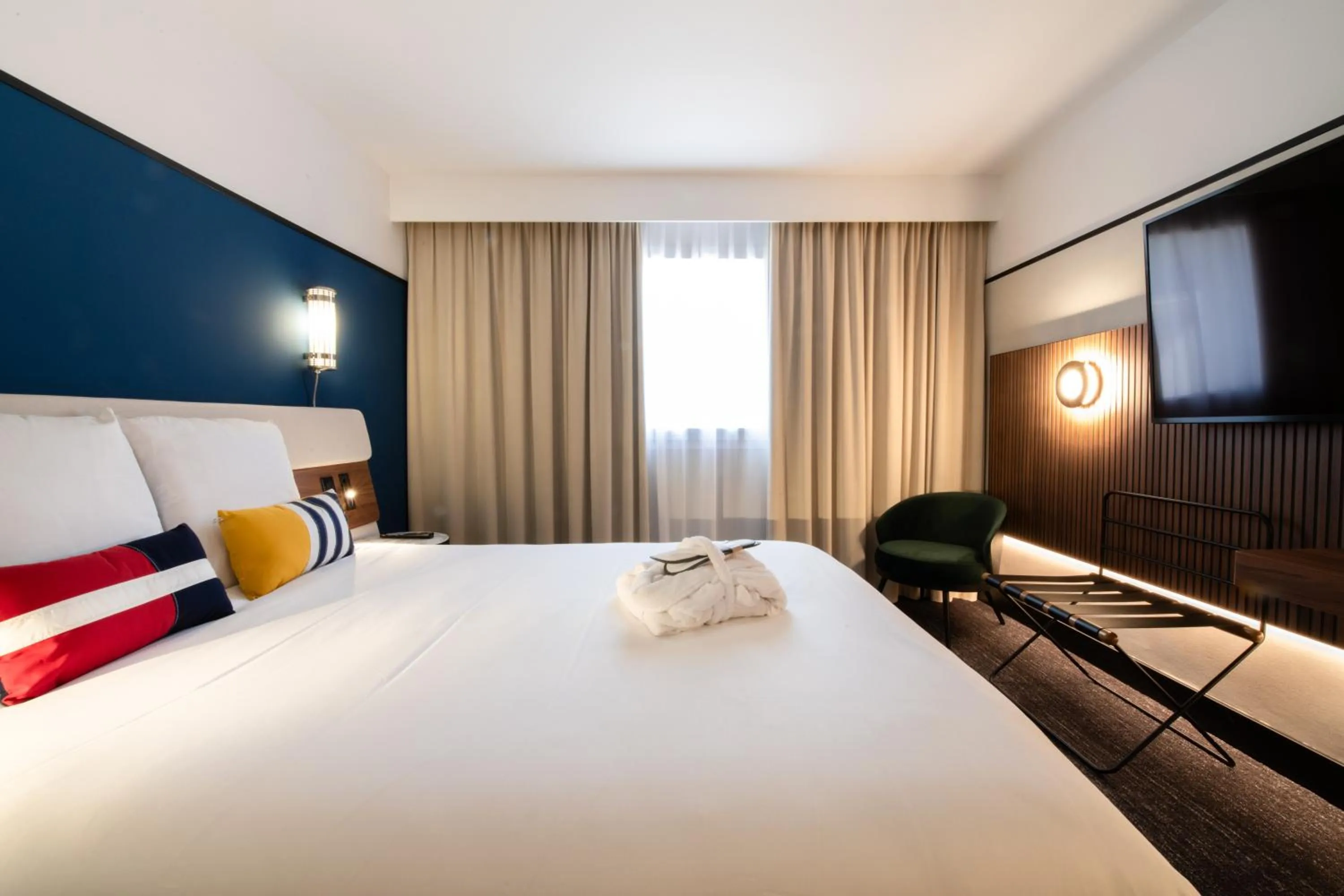 Bedroom, Bed in Mercure Caen Centre Port De Plaisance