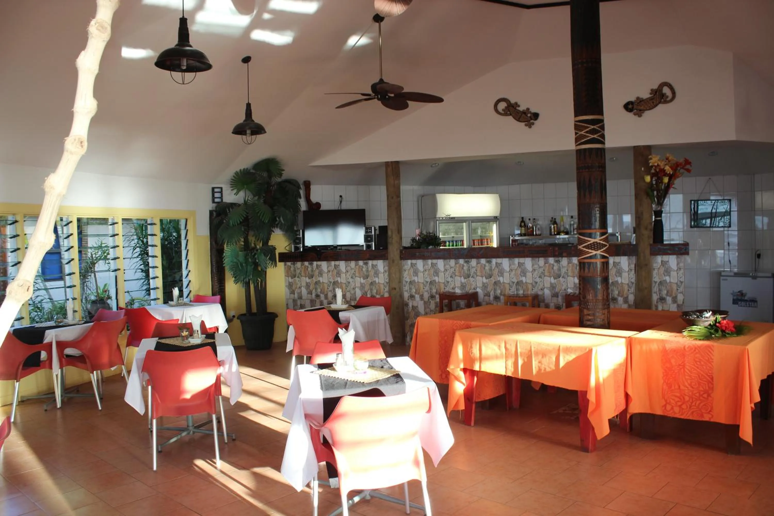 Restaurant/places to eat in Le Uaina Beach Resort