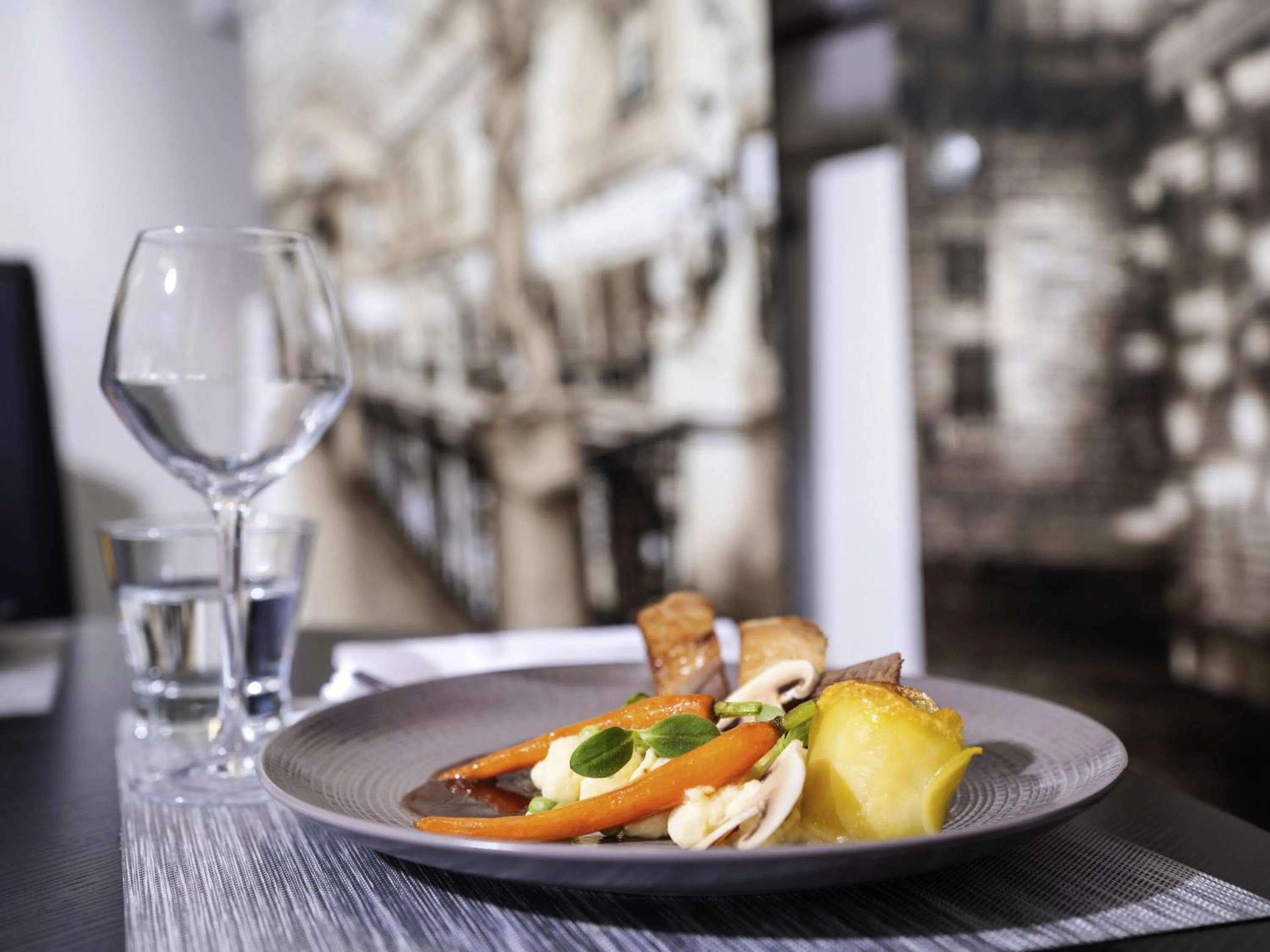 Restaurant/places to eat in Novotel Nantes Centre Gare