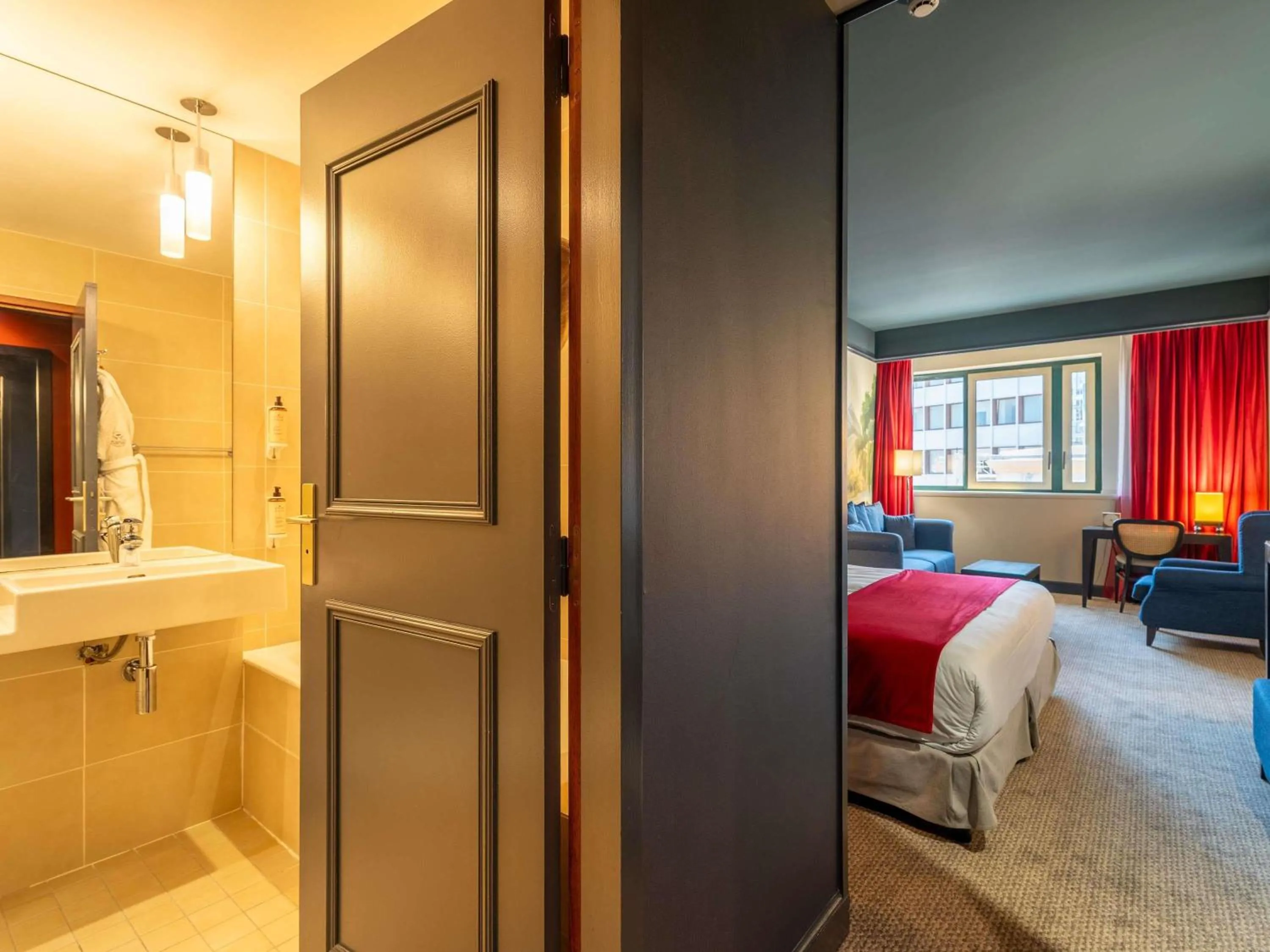 Bedroom, Bed in Mercure Bordeaux Chateau Chartrons