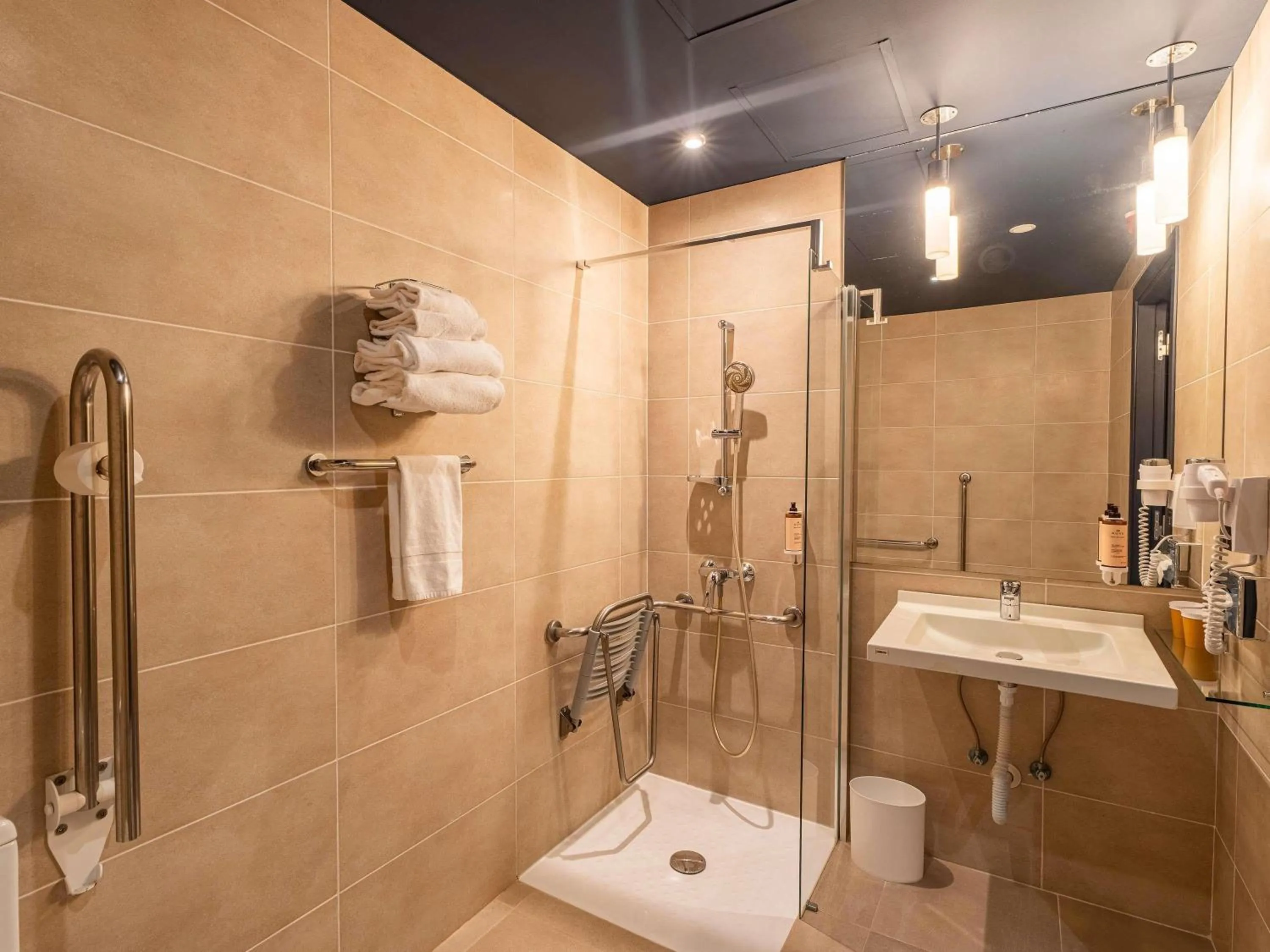 Bedroom in Mercure Bordeaux Chateau Chartrons