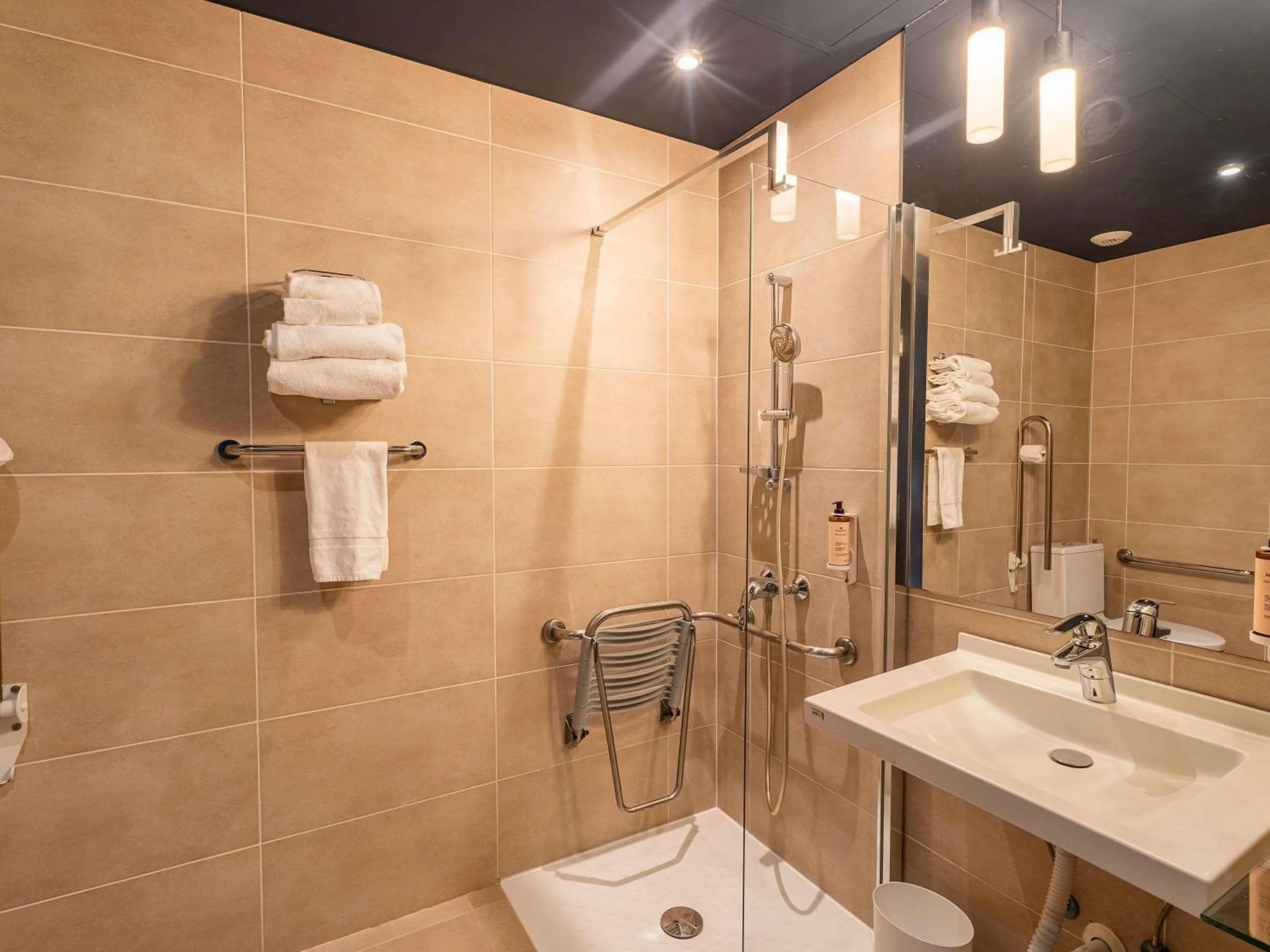 Bedroom in Mercure Bordeaux Chateau Chartrons