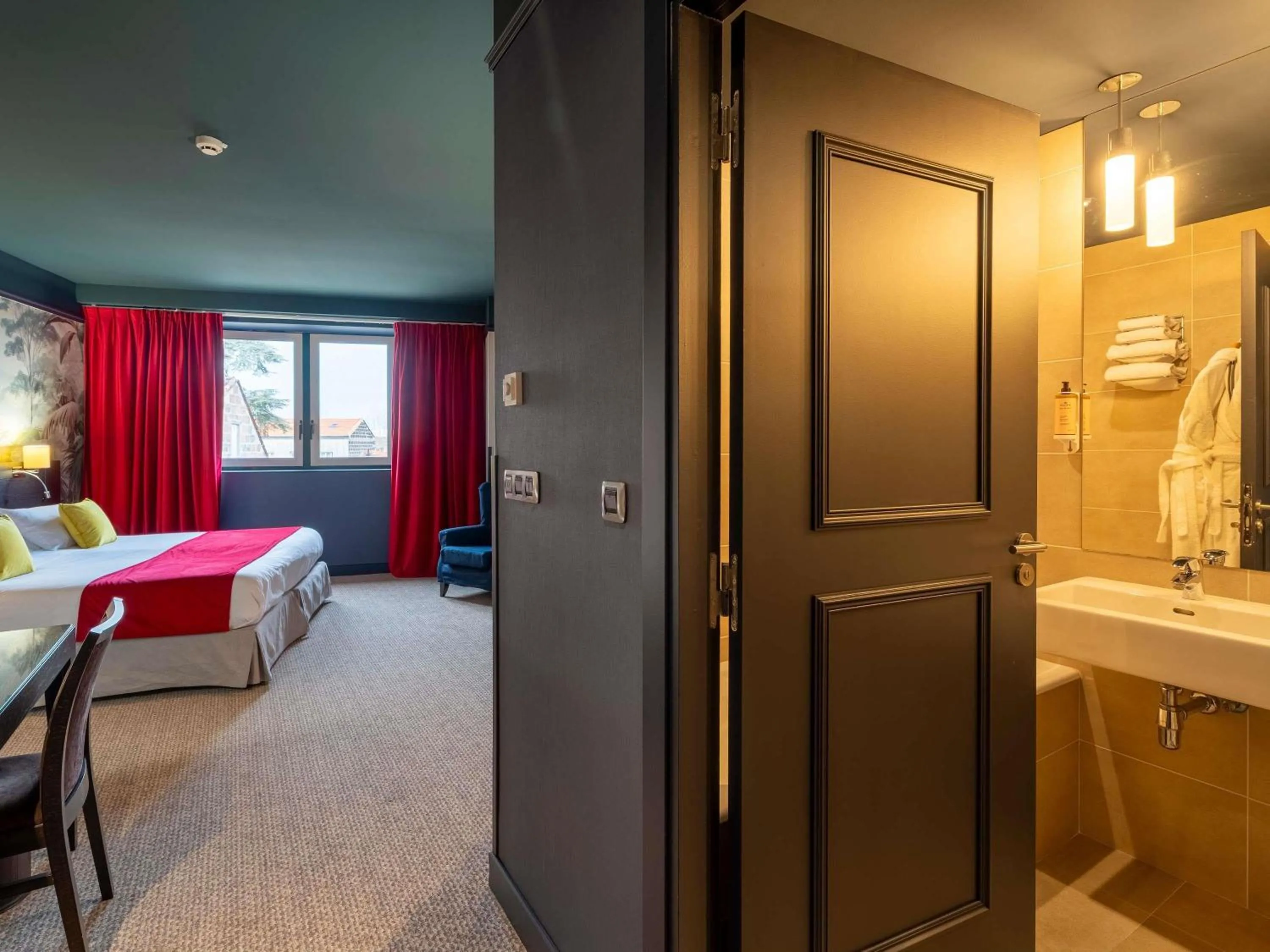 Bedroom, Bed in Mercure Bordeaux Chateau Chartrons