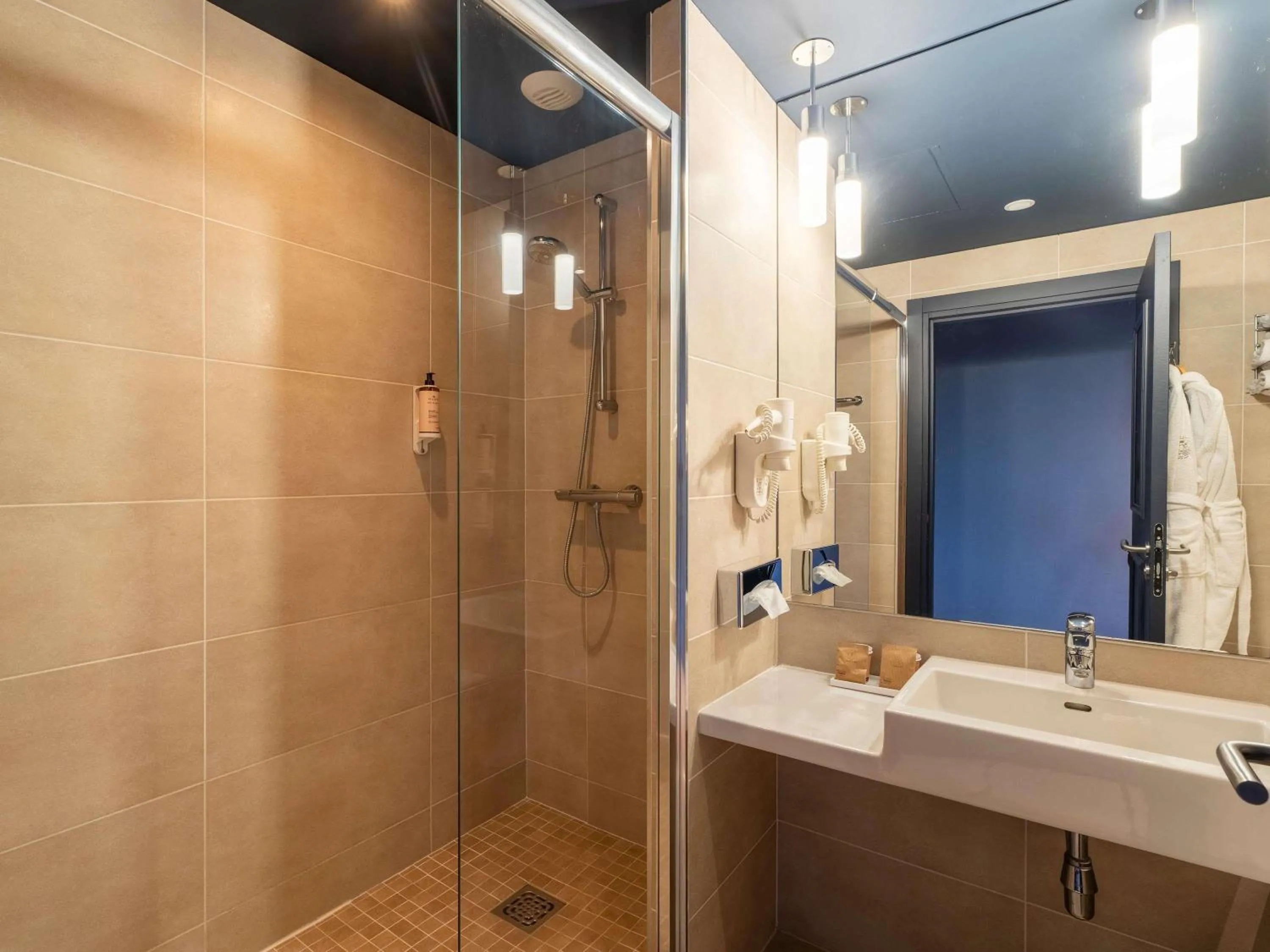 Bedroom in Mercure Bordeaux Chateau Chartrons