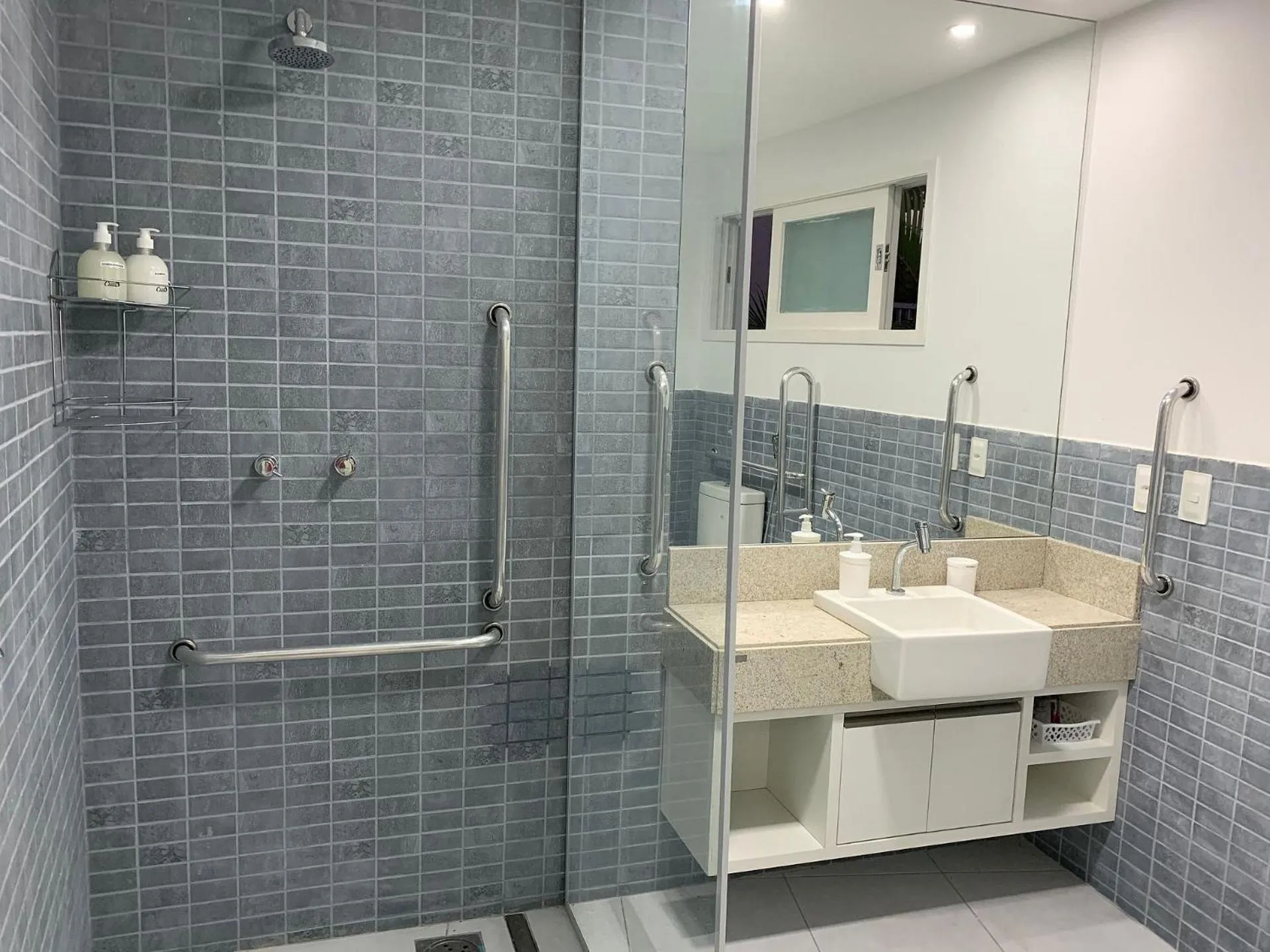 Bathroom in Apartamento moderno e totalmente acessível