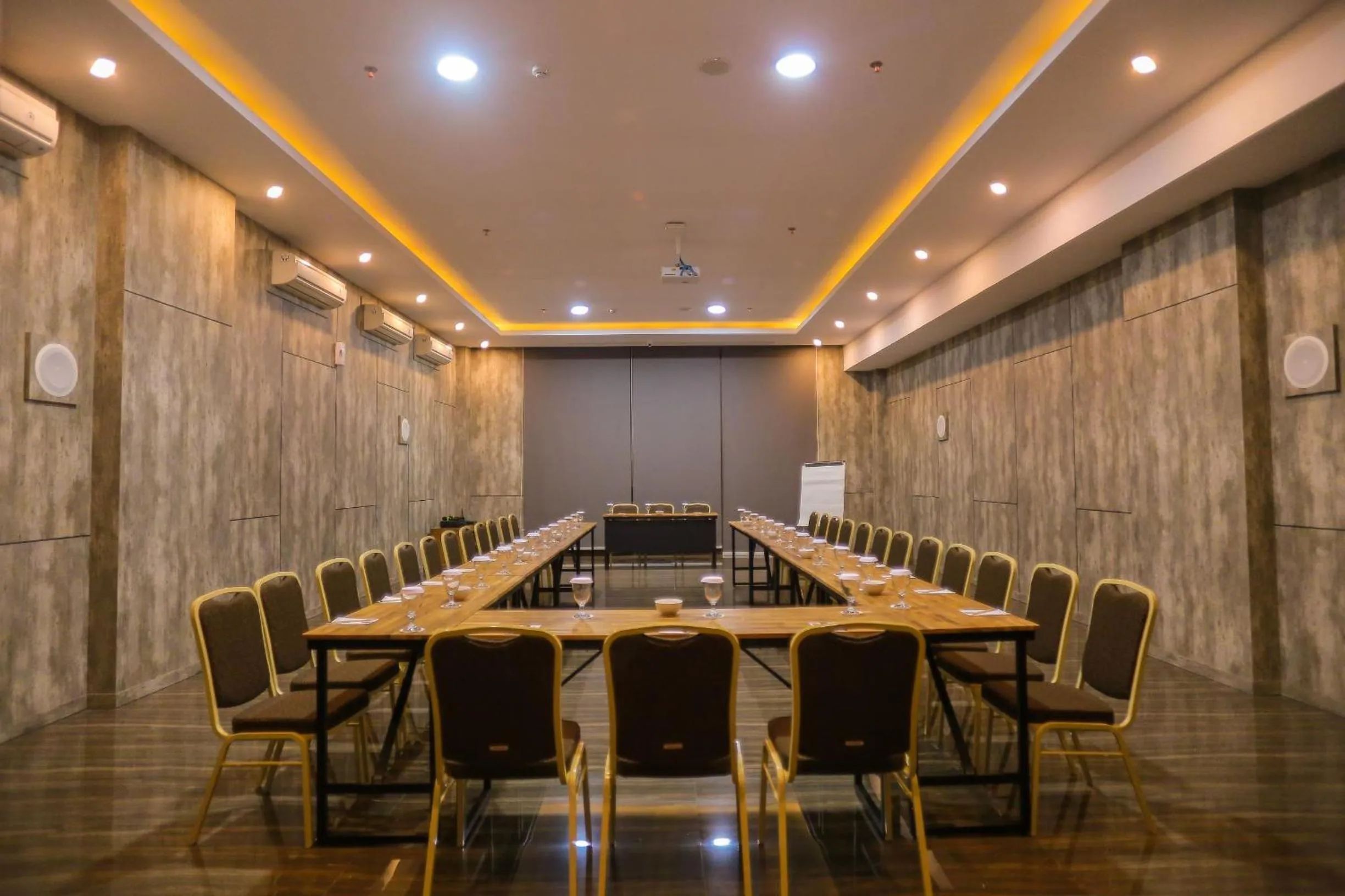 Business facilities in Pollos Hotel & Gallery