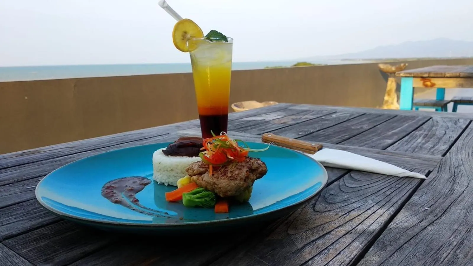 Food and drinks in Pollos Hotel & Gallery