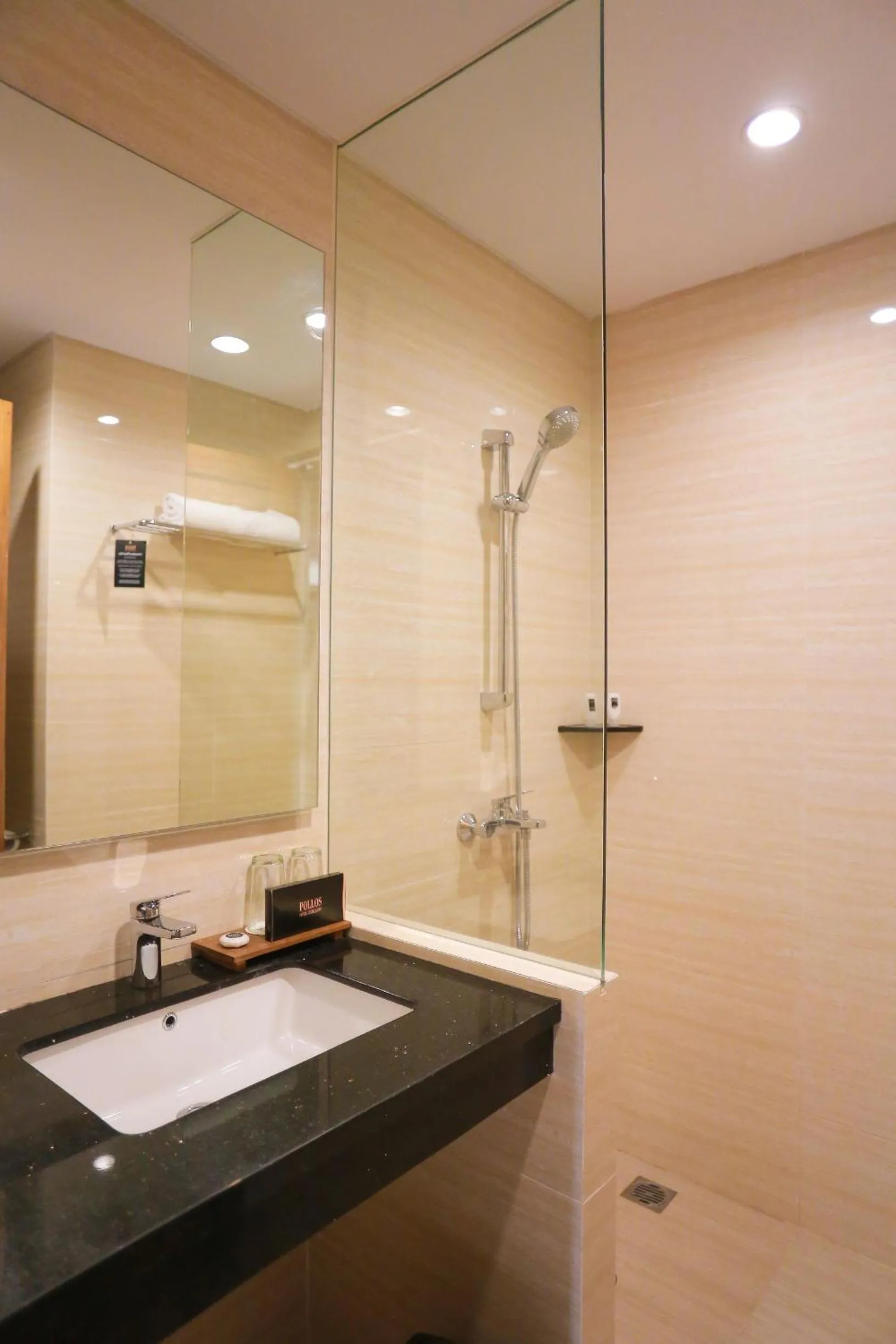 Toilet in Pollos Hotel & Gallery