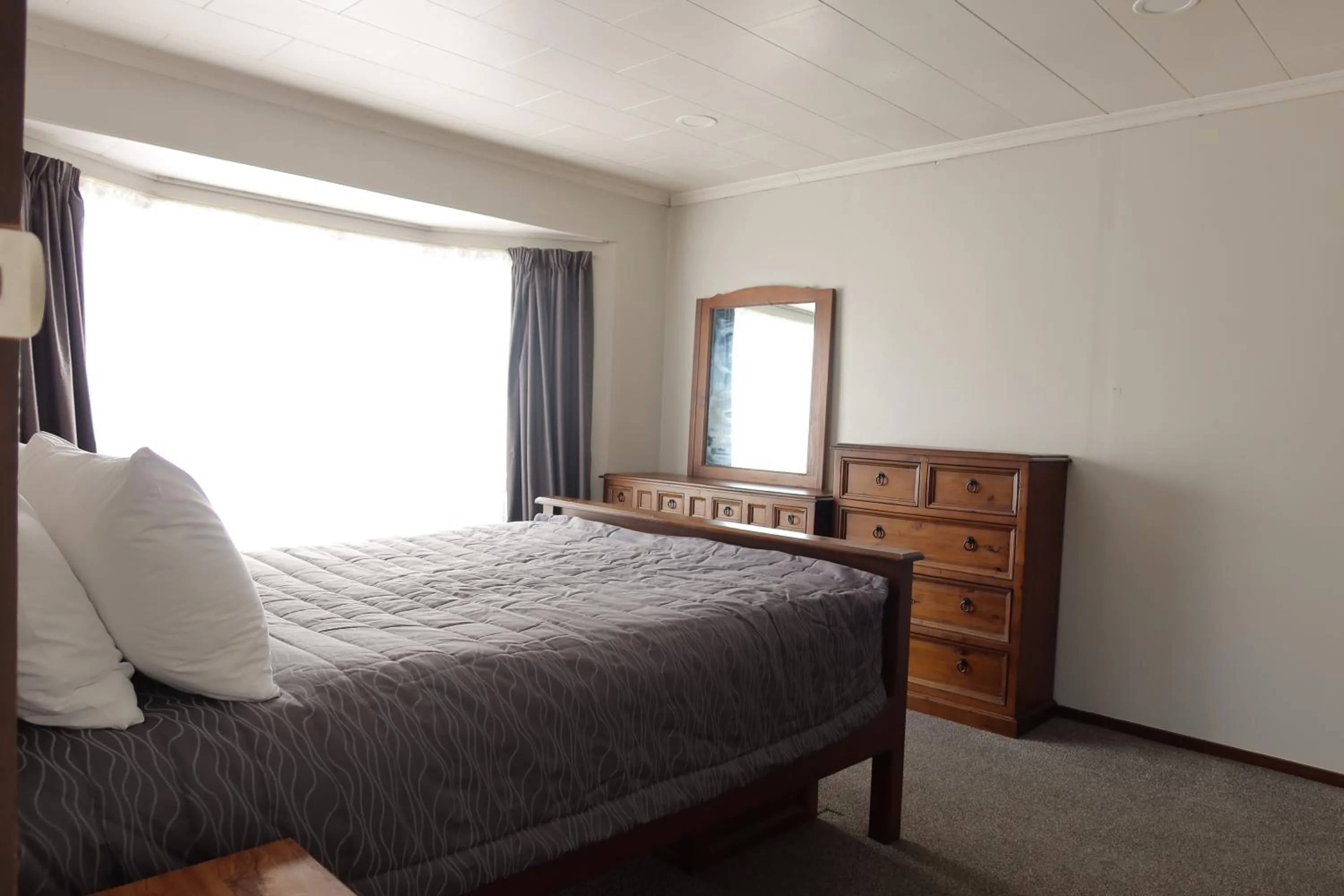 Bedroom, Bed in Colonial Motel