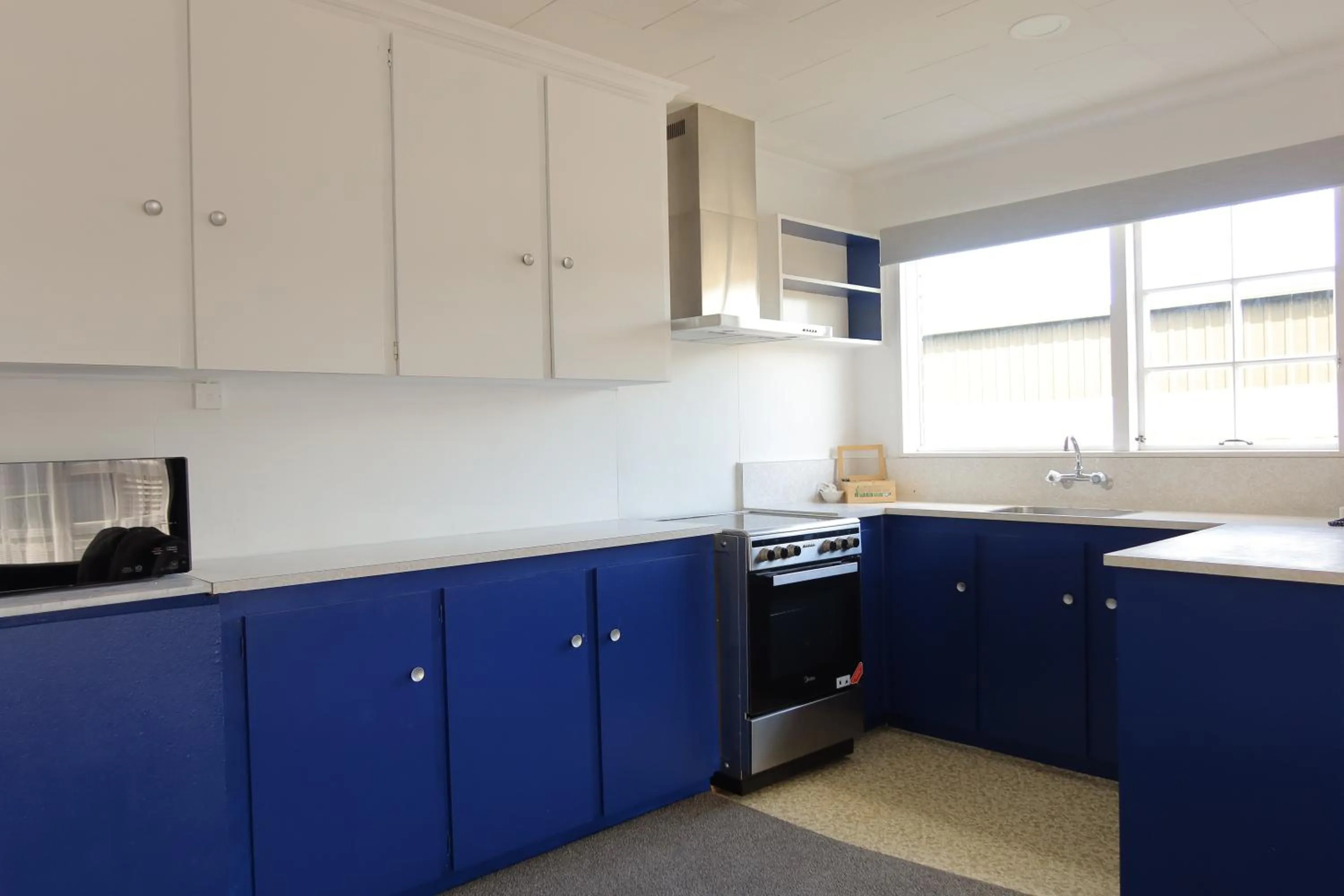 Kitchen or kitchenette in Colonial Motel