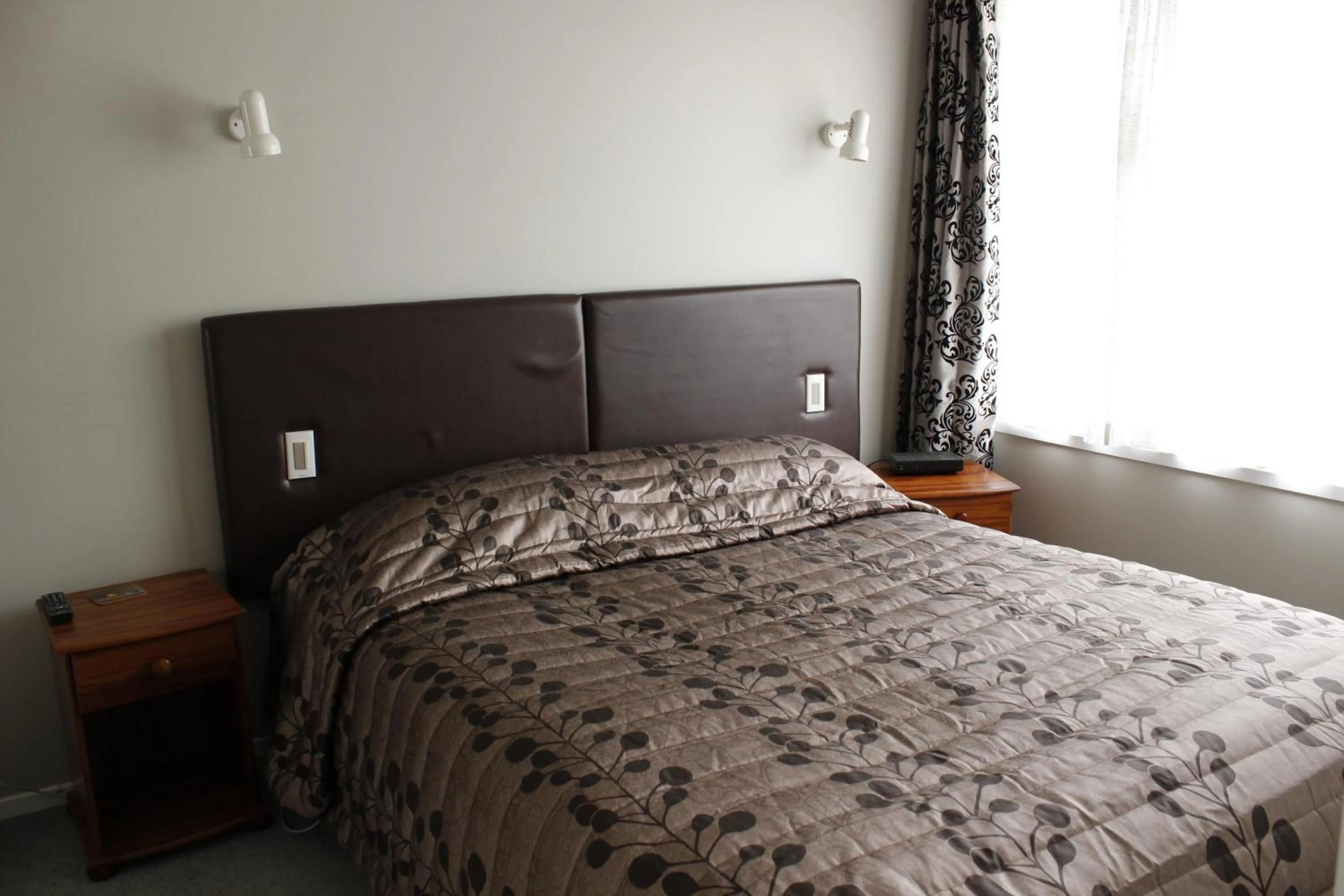 Bedroom, Bed in Colonial Motel