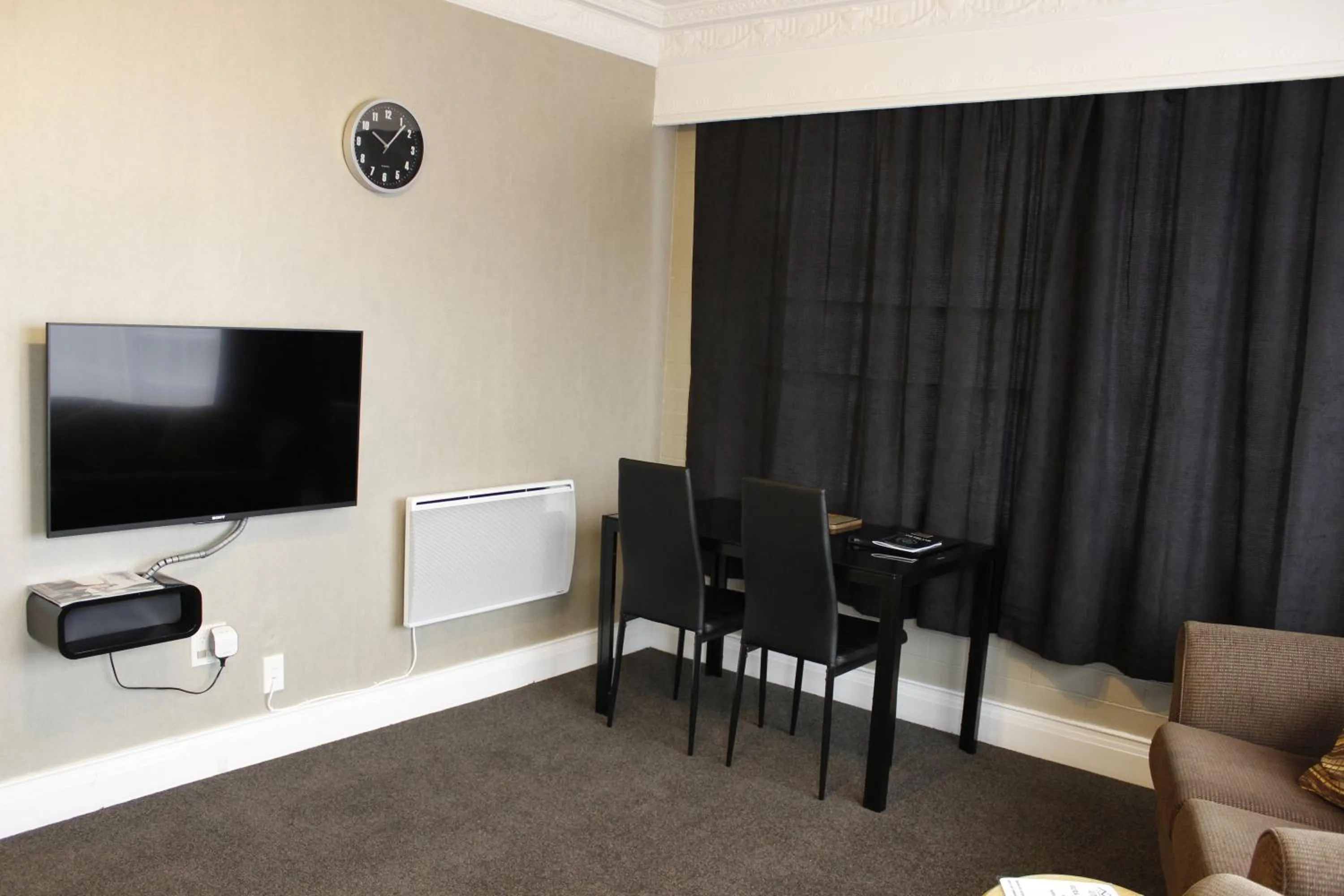 Living room in Colonial Motel