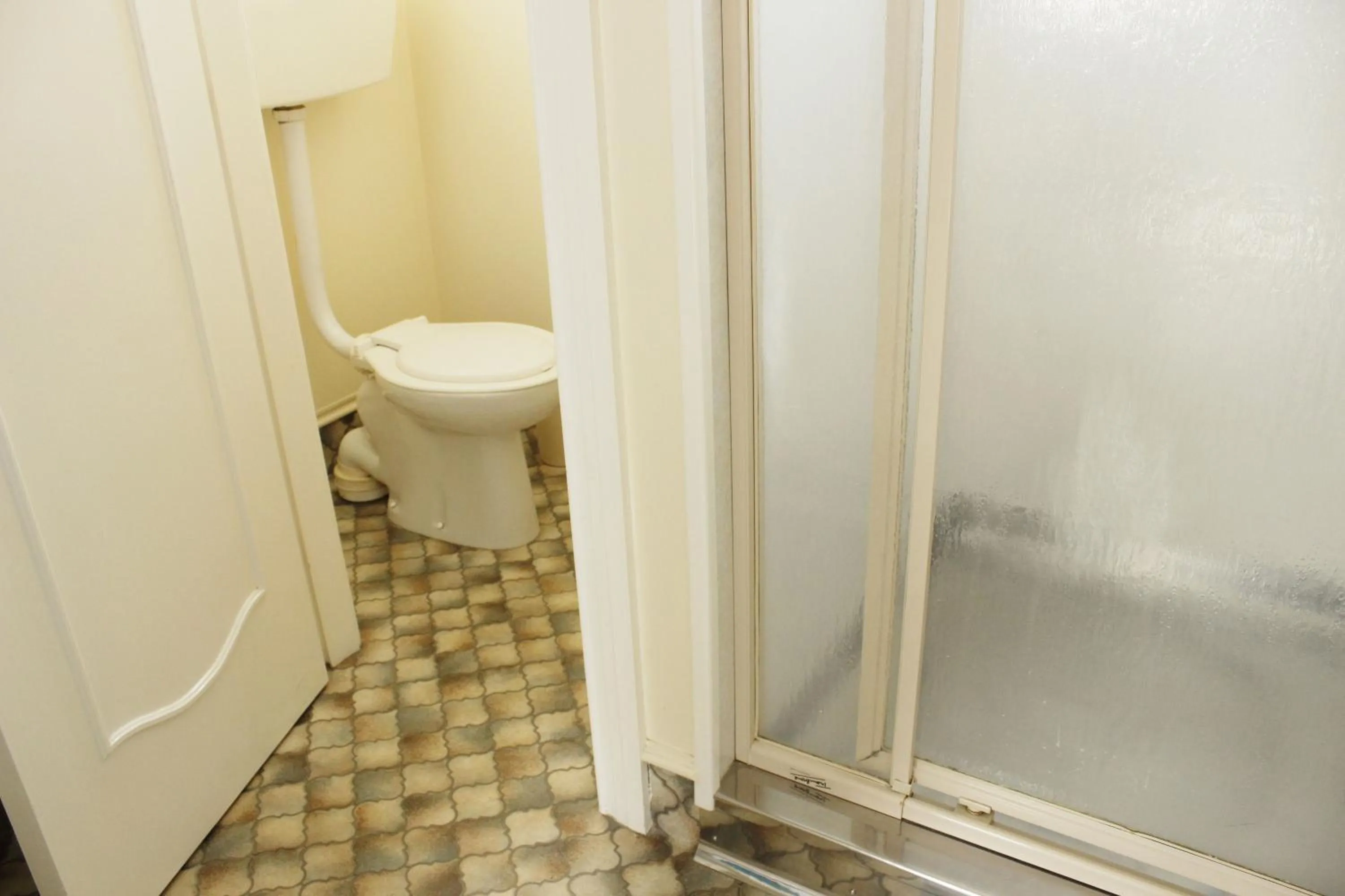 Bathroom in Colonial Motel