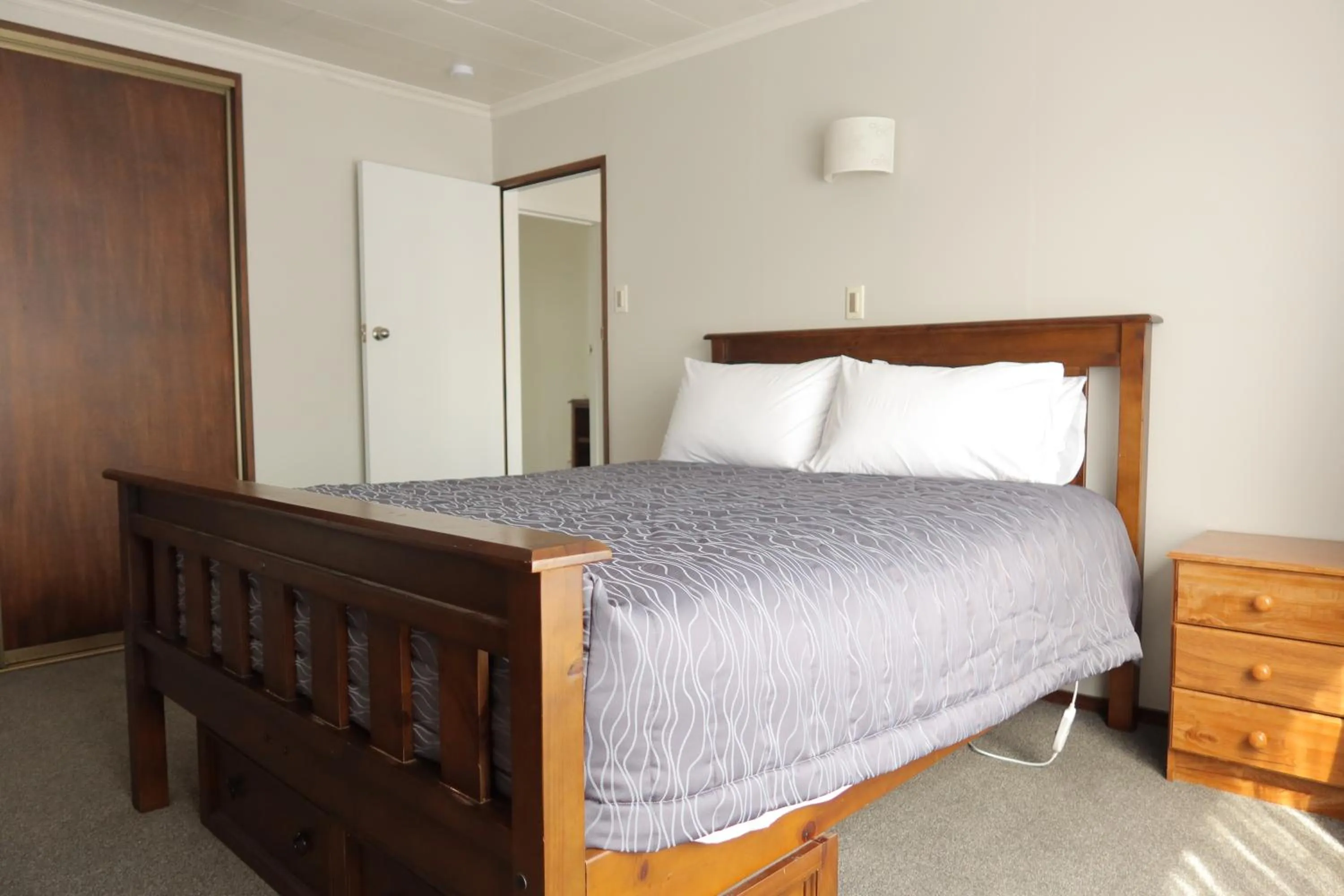 Bedroom, Bed in Colonial Motel