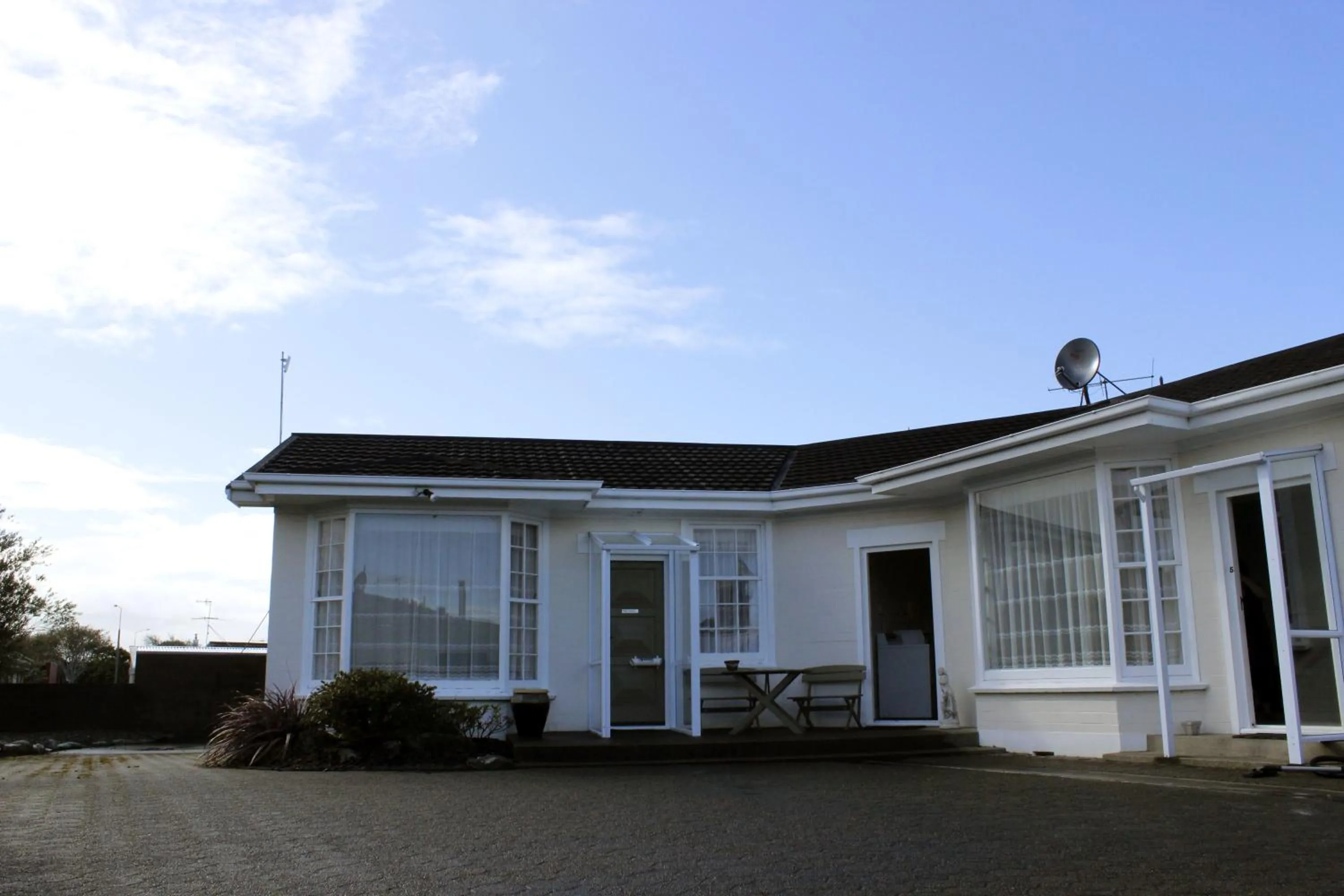 Area and facilities in Colonial Motel