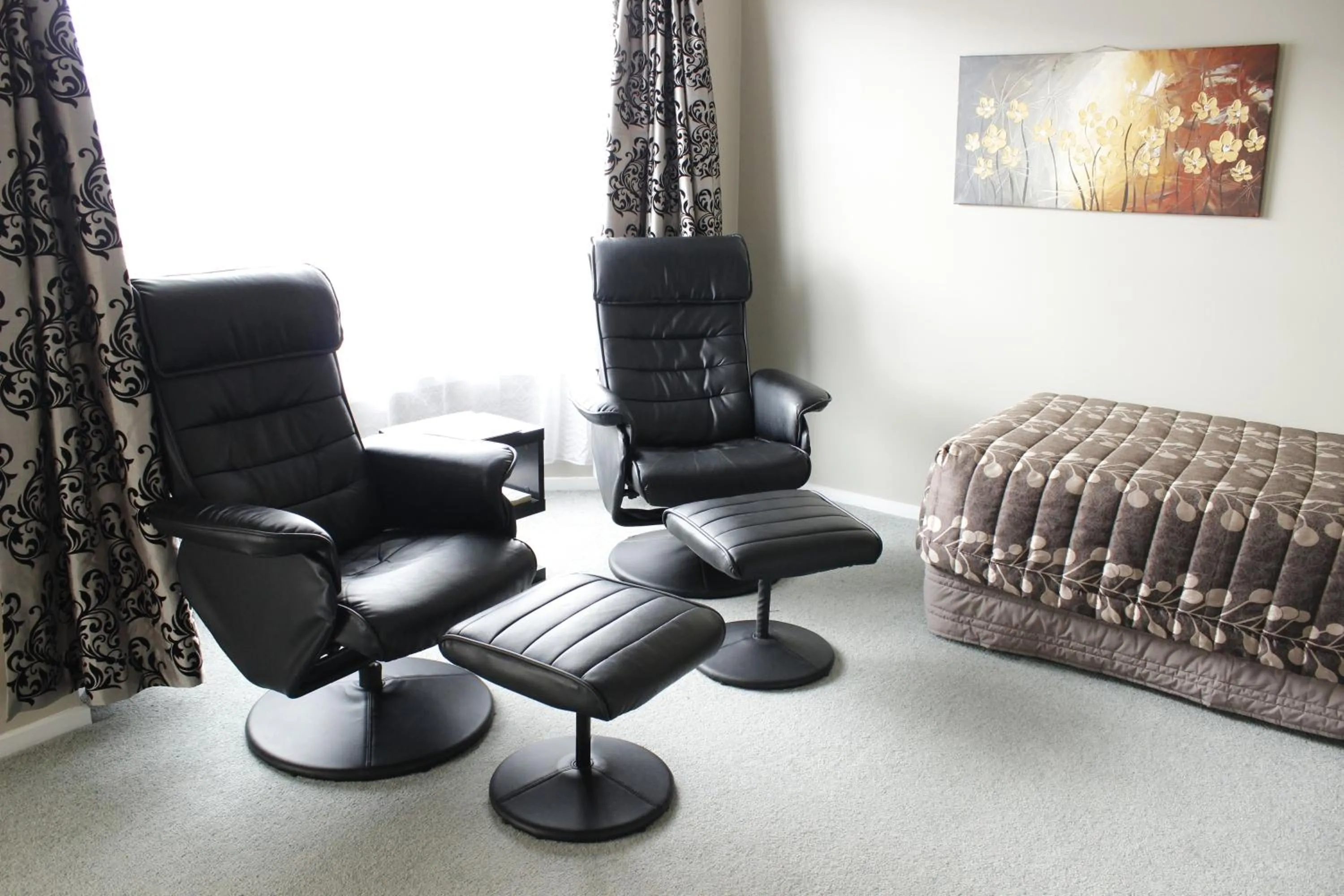 Living room in Colonial Motel