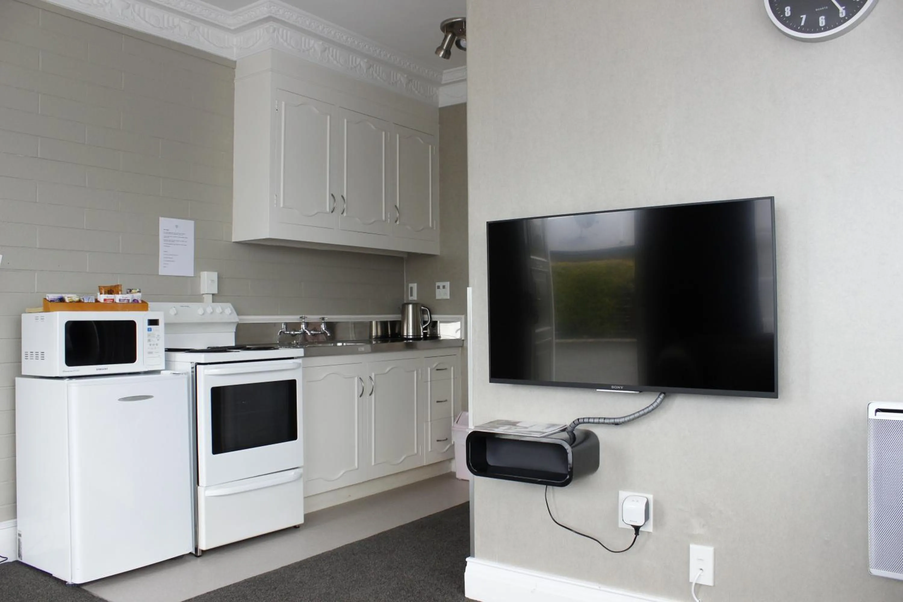 Living room in Colonial Motel